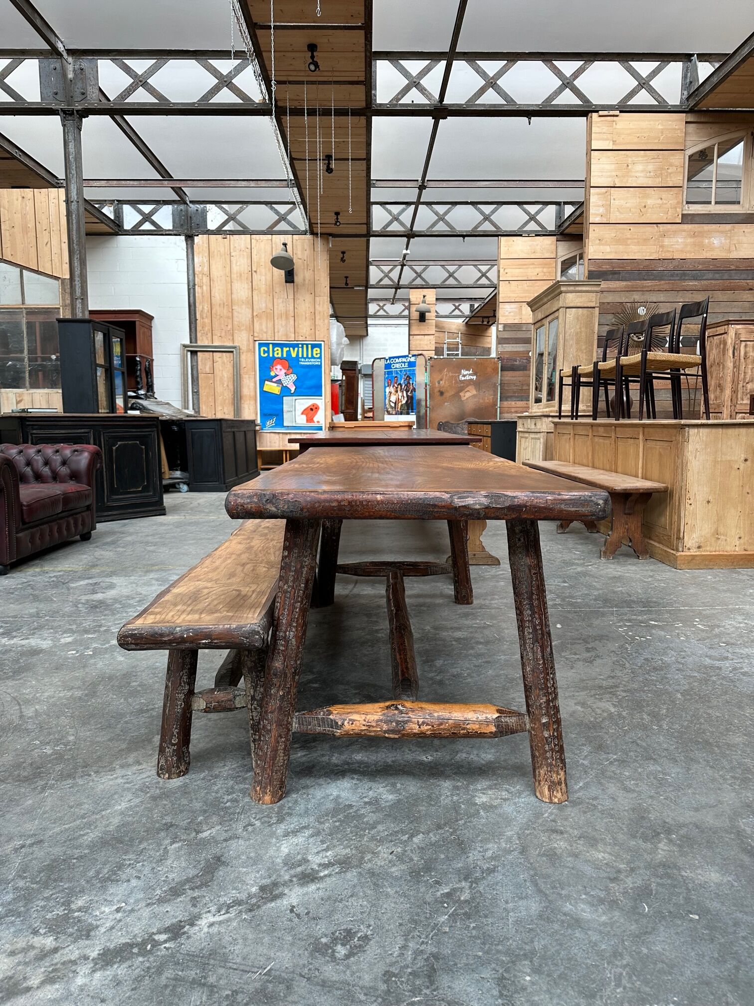 Ensemble table et son banc brutaliste