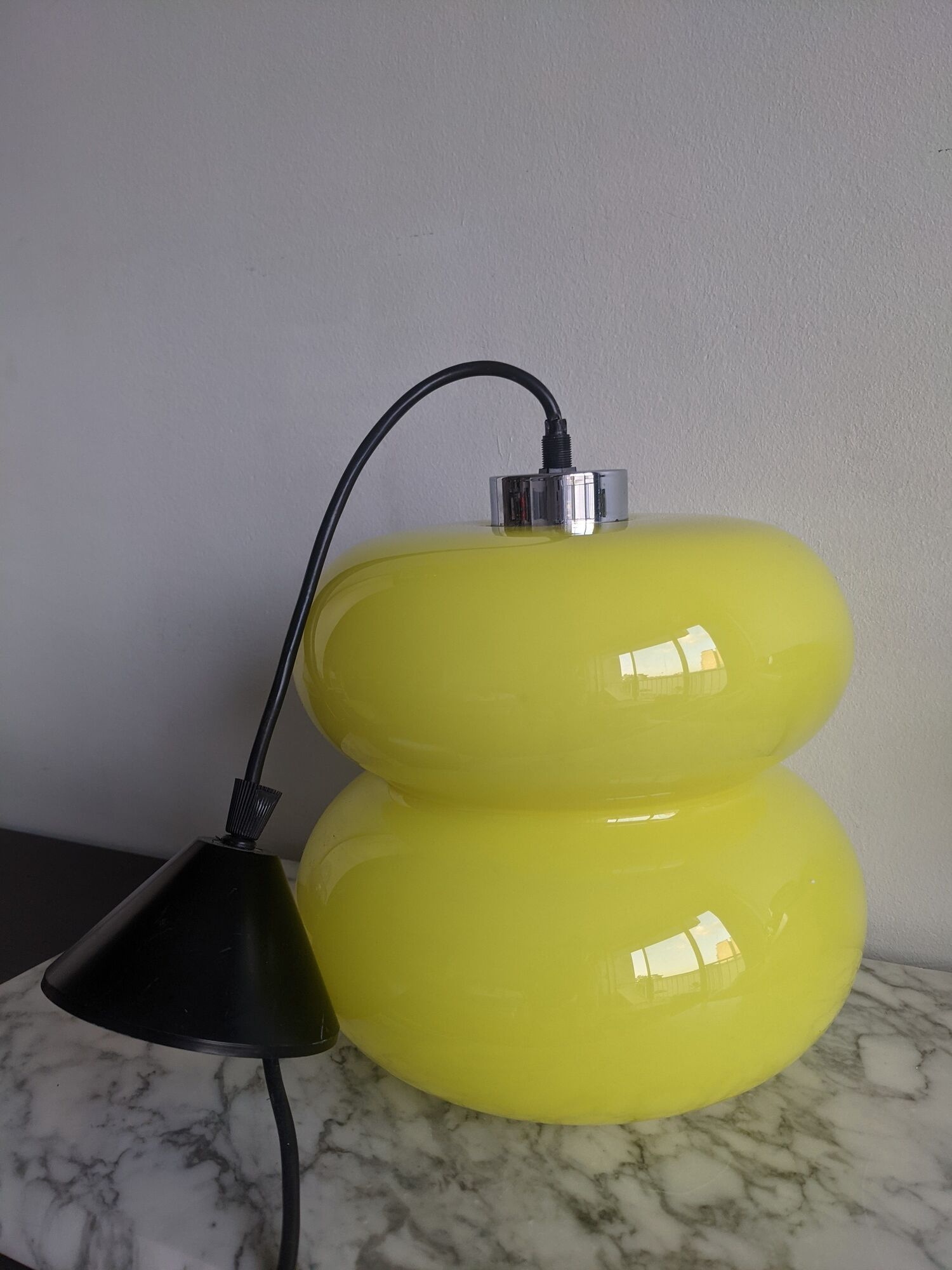 Suspension globe style peill & putlzer vintage lamp in yellow opaline for walking light
