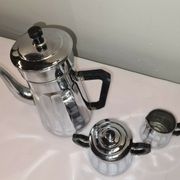 Cafetière , sucrier et pot à lait en fer