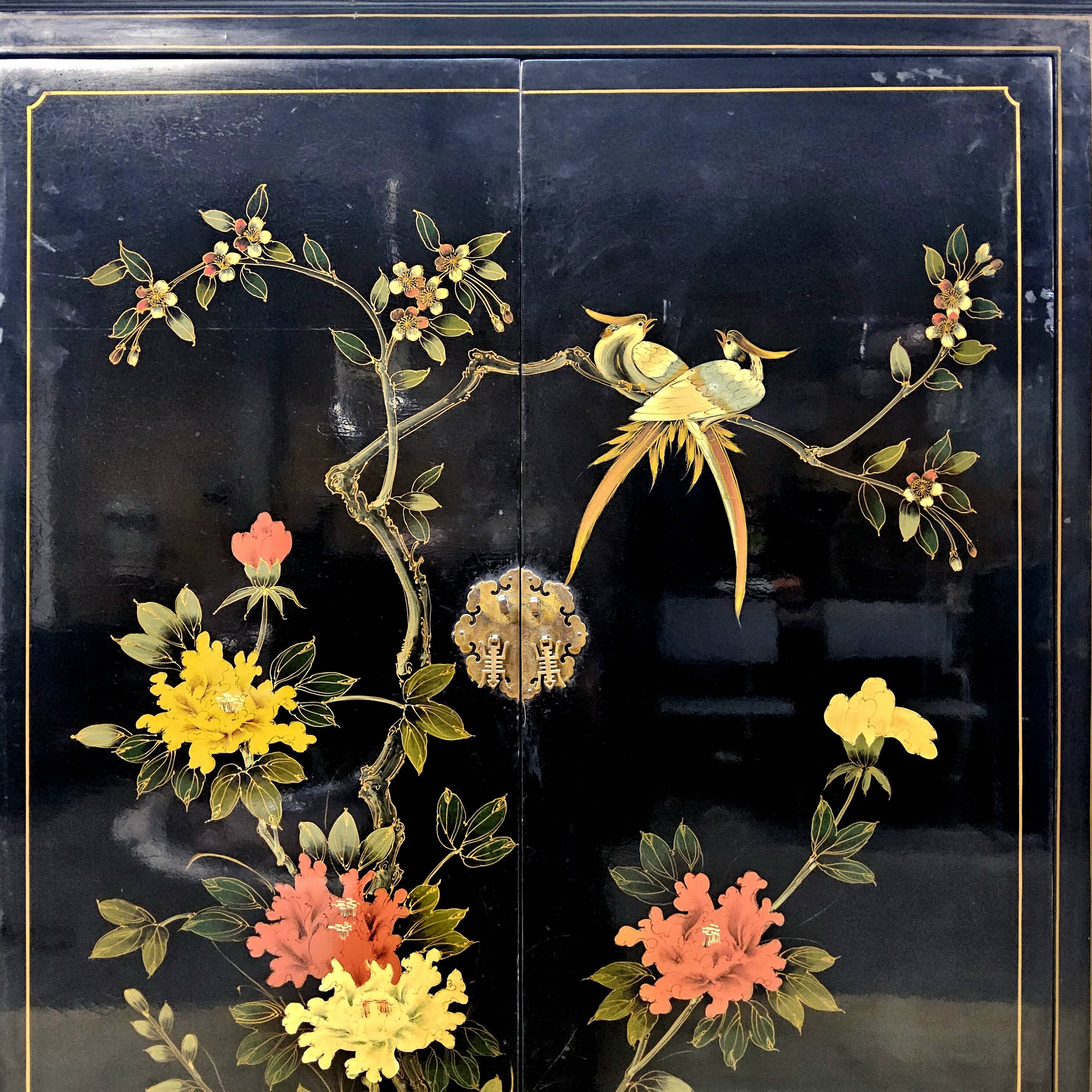 Cabinet vintage chinois laqué noir avec oiseaux et fleurs bohème