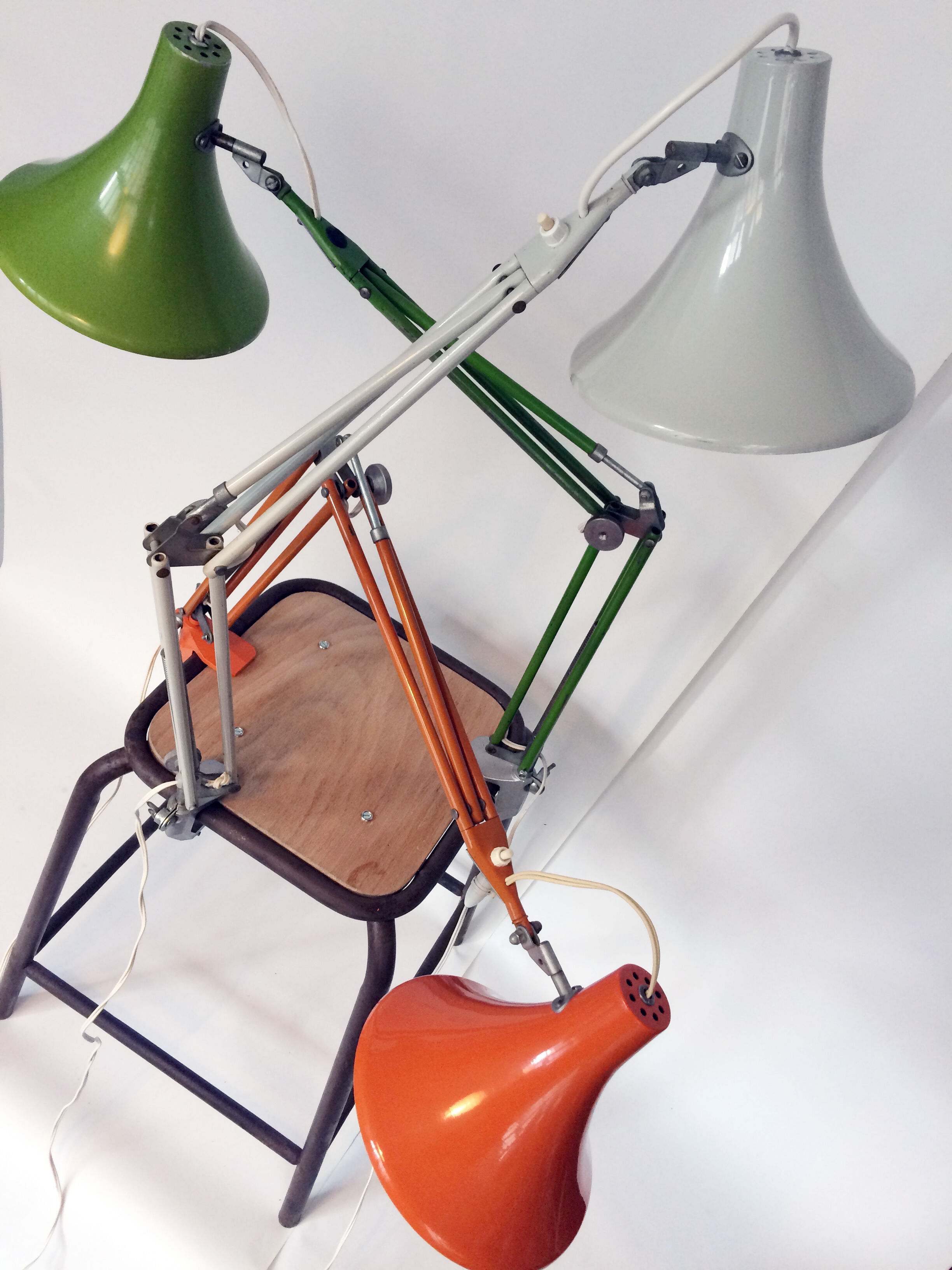 Trois lampes de bureau aux couleurs italiennes