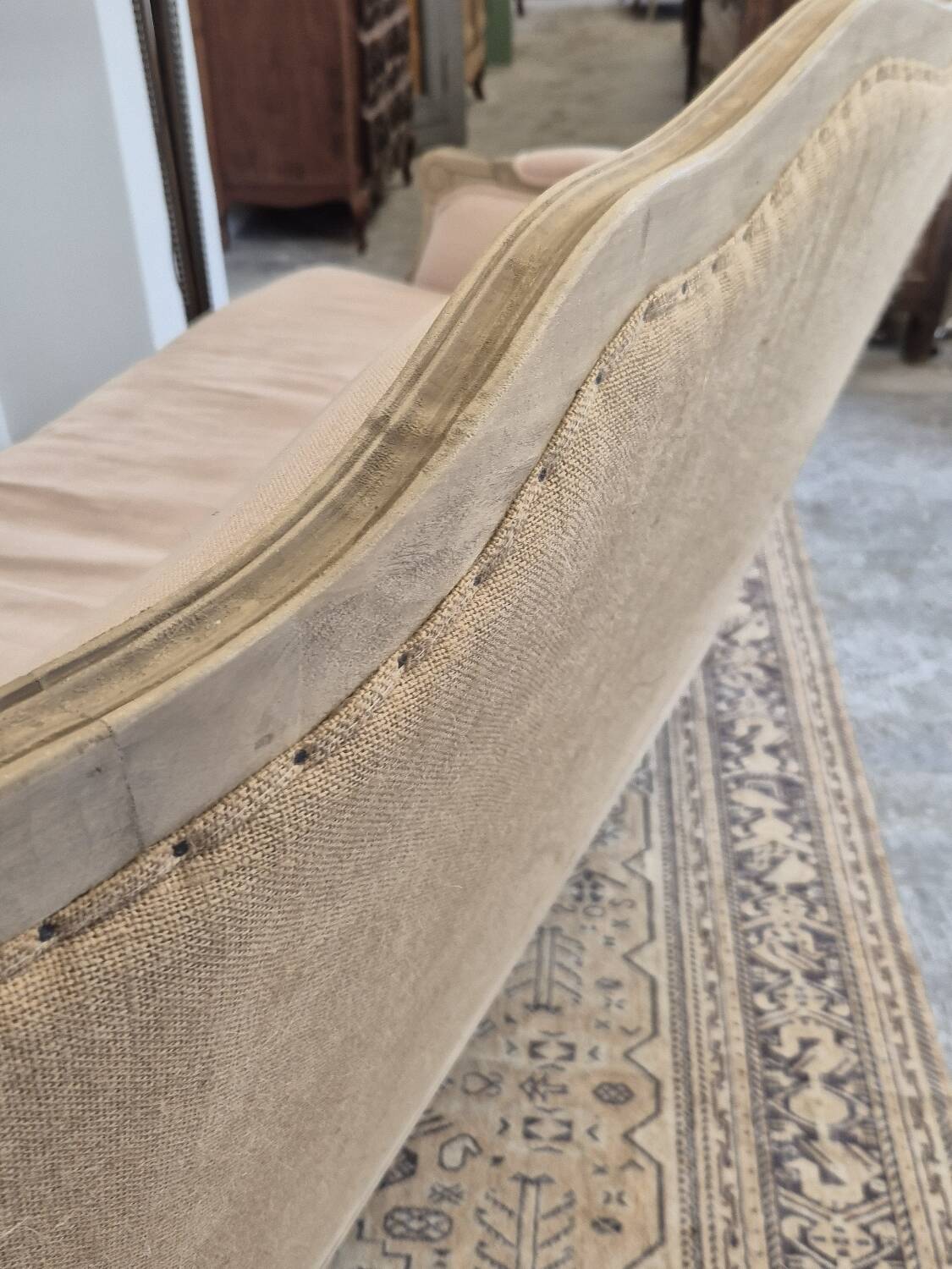 Louis XV style bench sofa in pink fabric and burlap