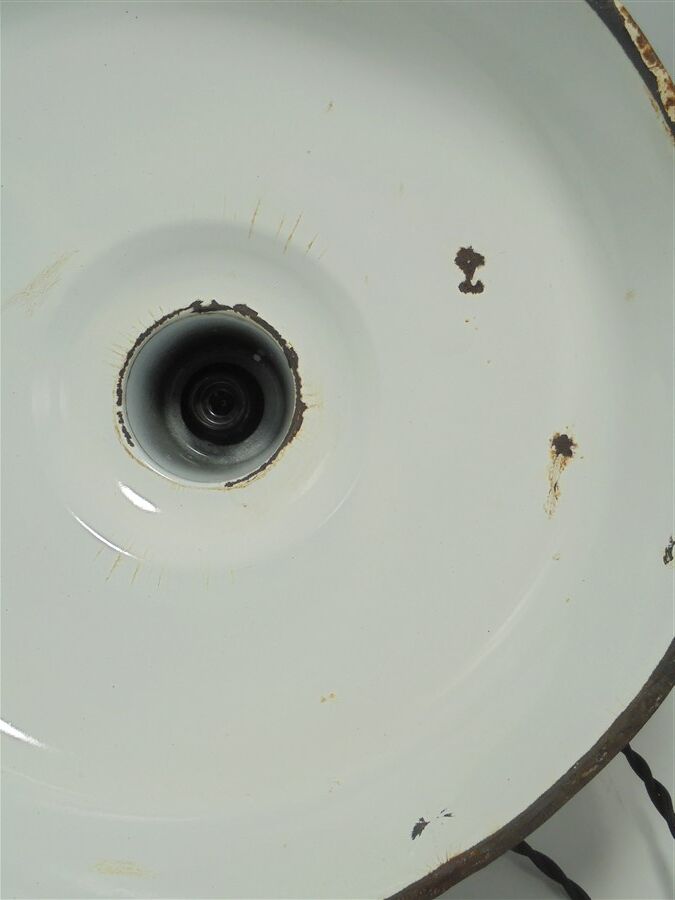 Enamelled sheet metal suspension