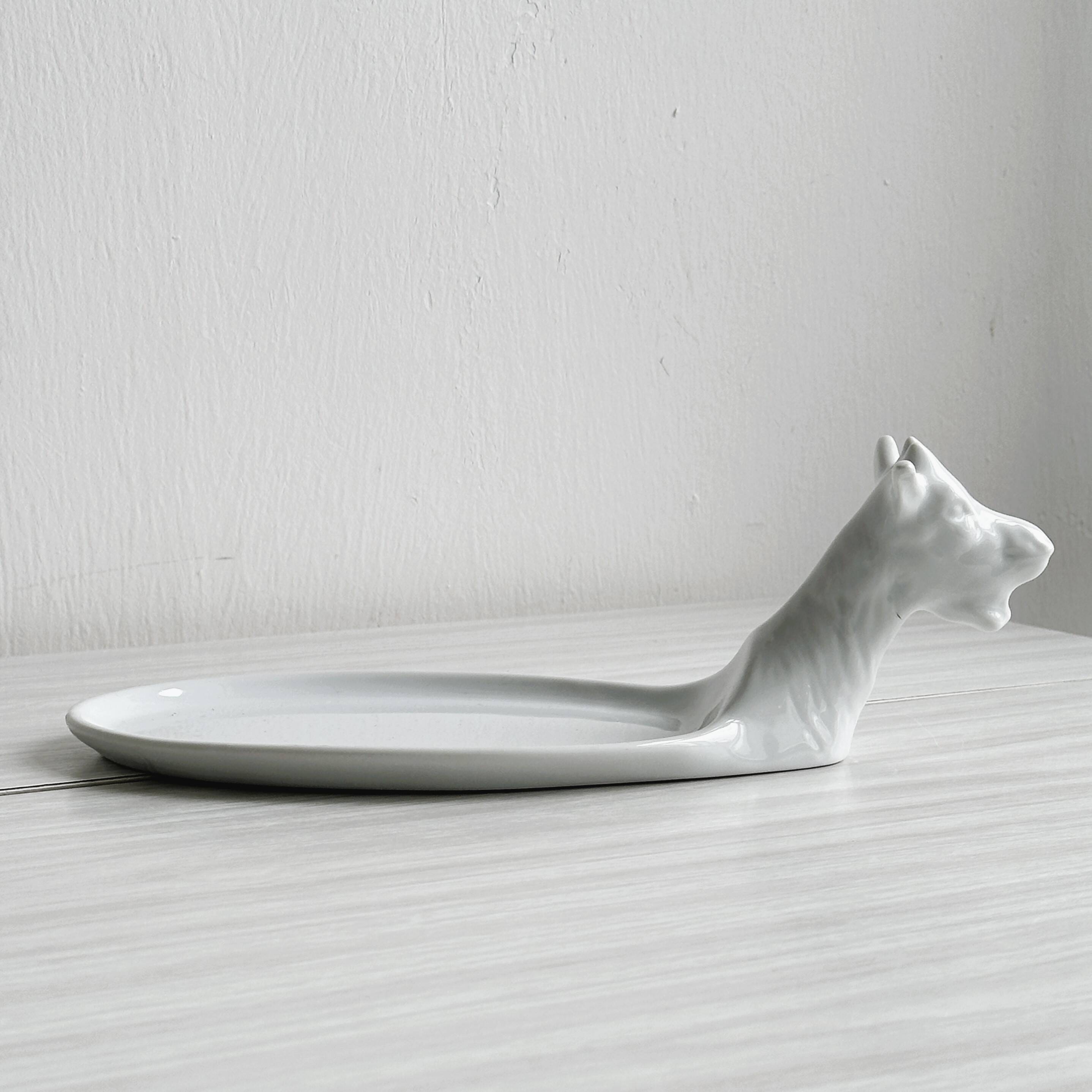 Plat en porcelaine blanche Avignon en forme de chèvre.
