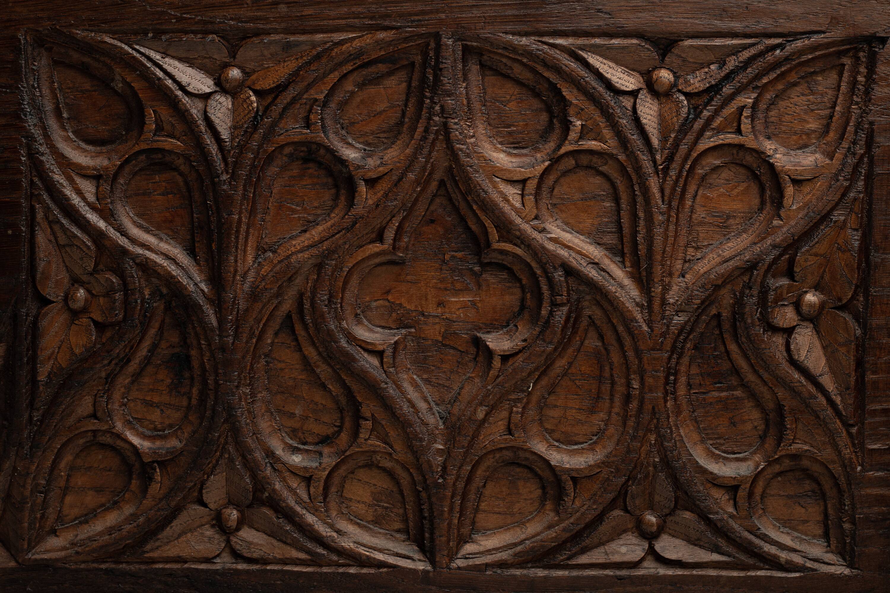 Coffre gothique chêne á façade sculpté - haute époque