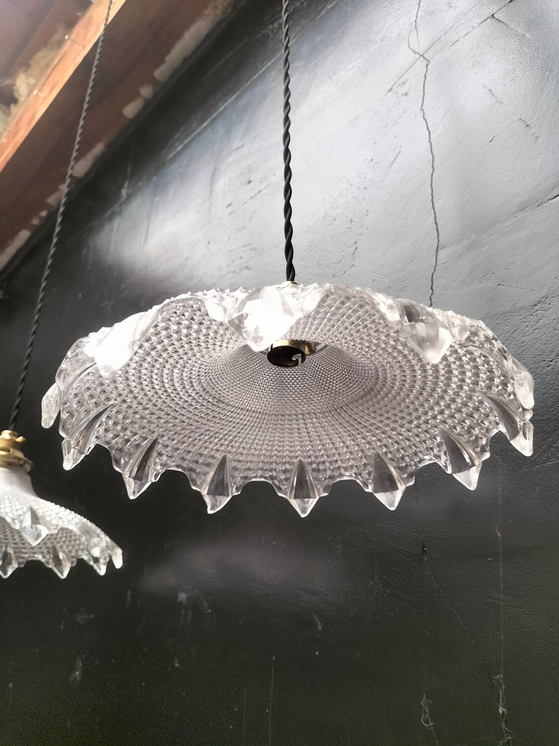 Paire suspensions en verre holophane