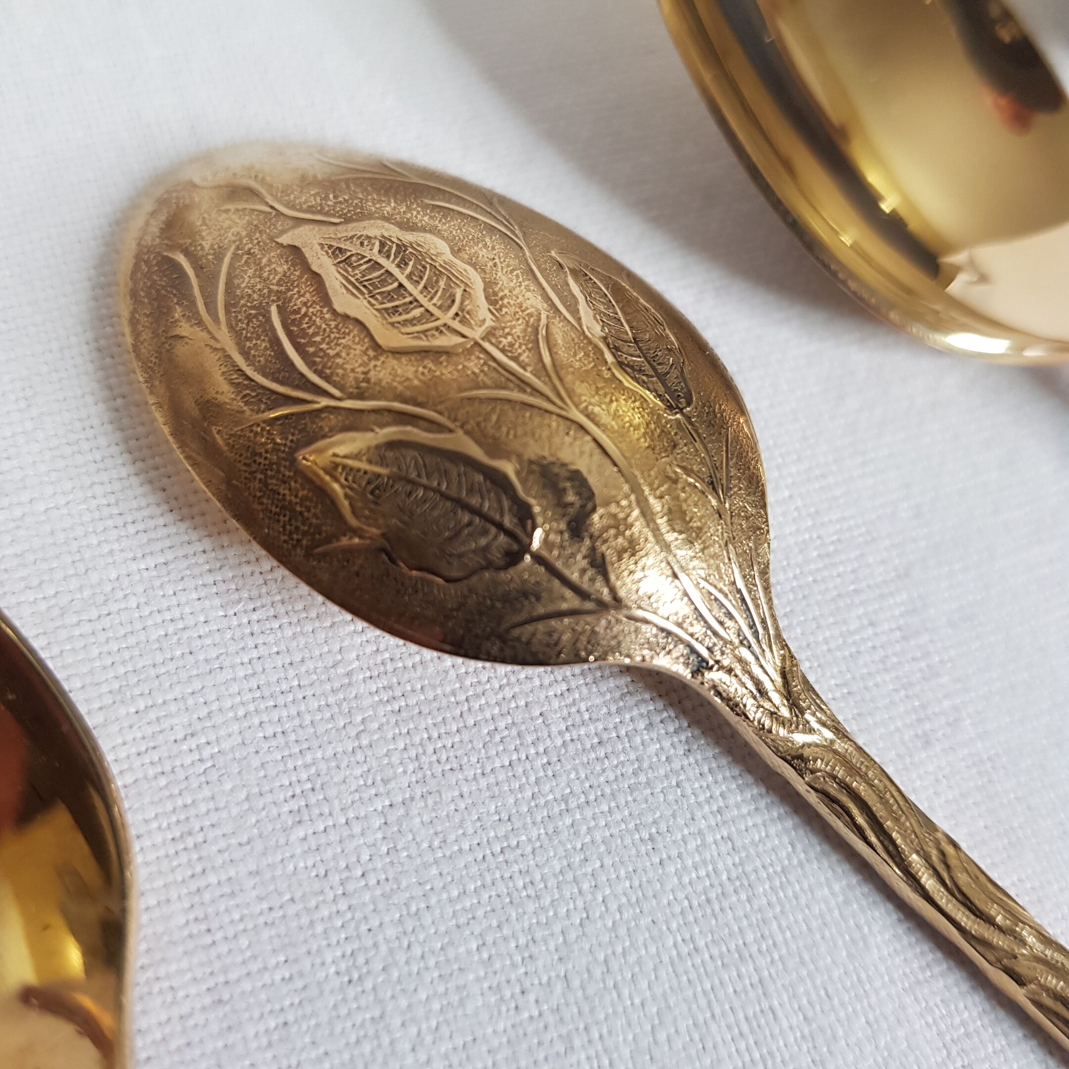Set of 12 mocha spoons in golden metal with vegetable décor and coffee bean