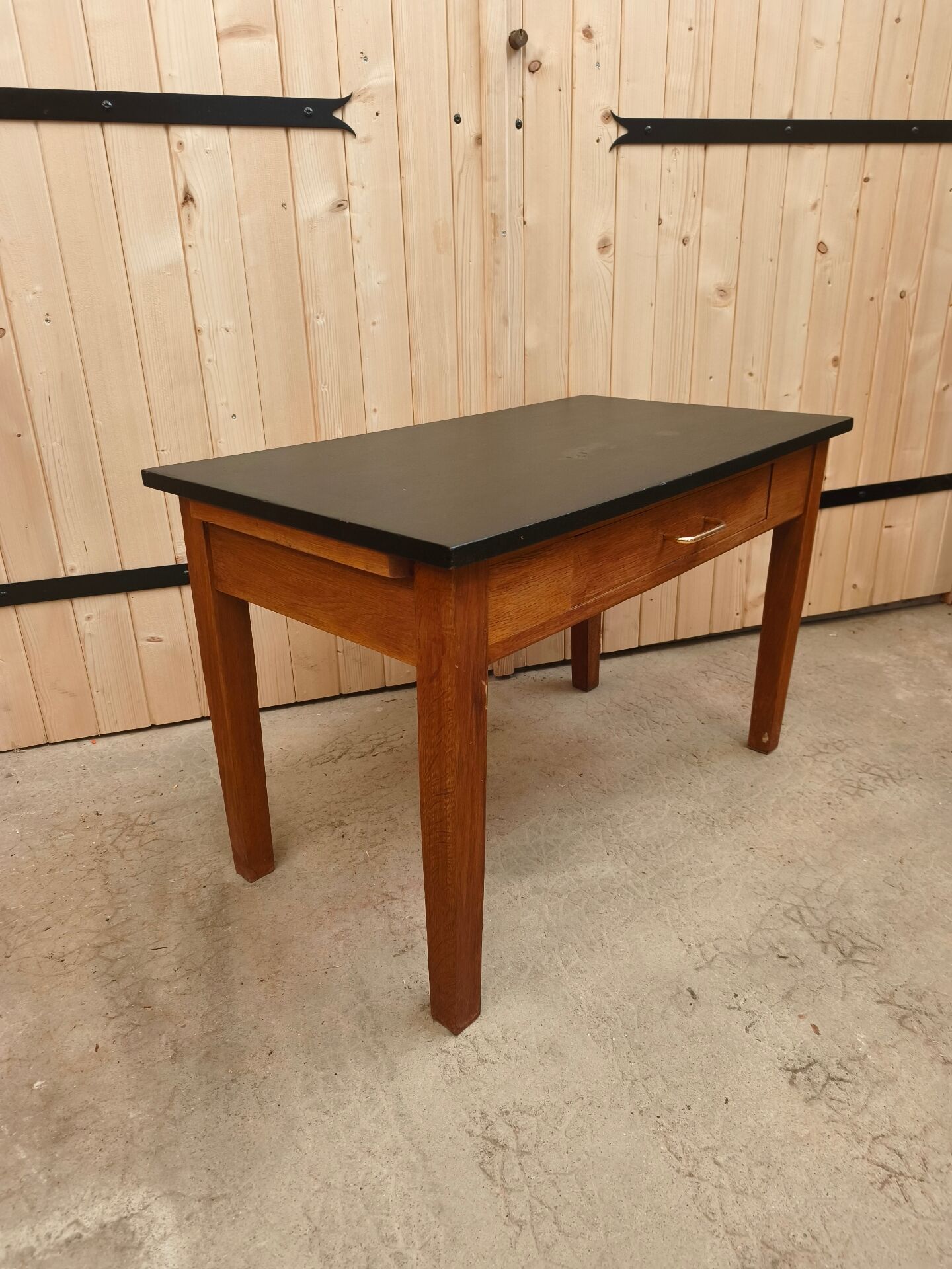Table basse de ferme vintage - rénover plateau peint noir mat