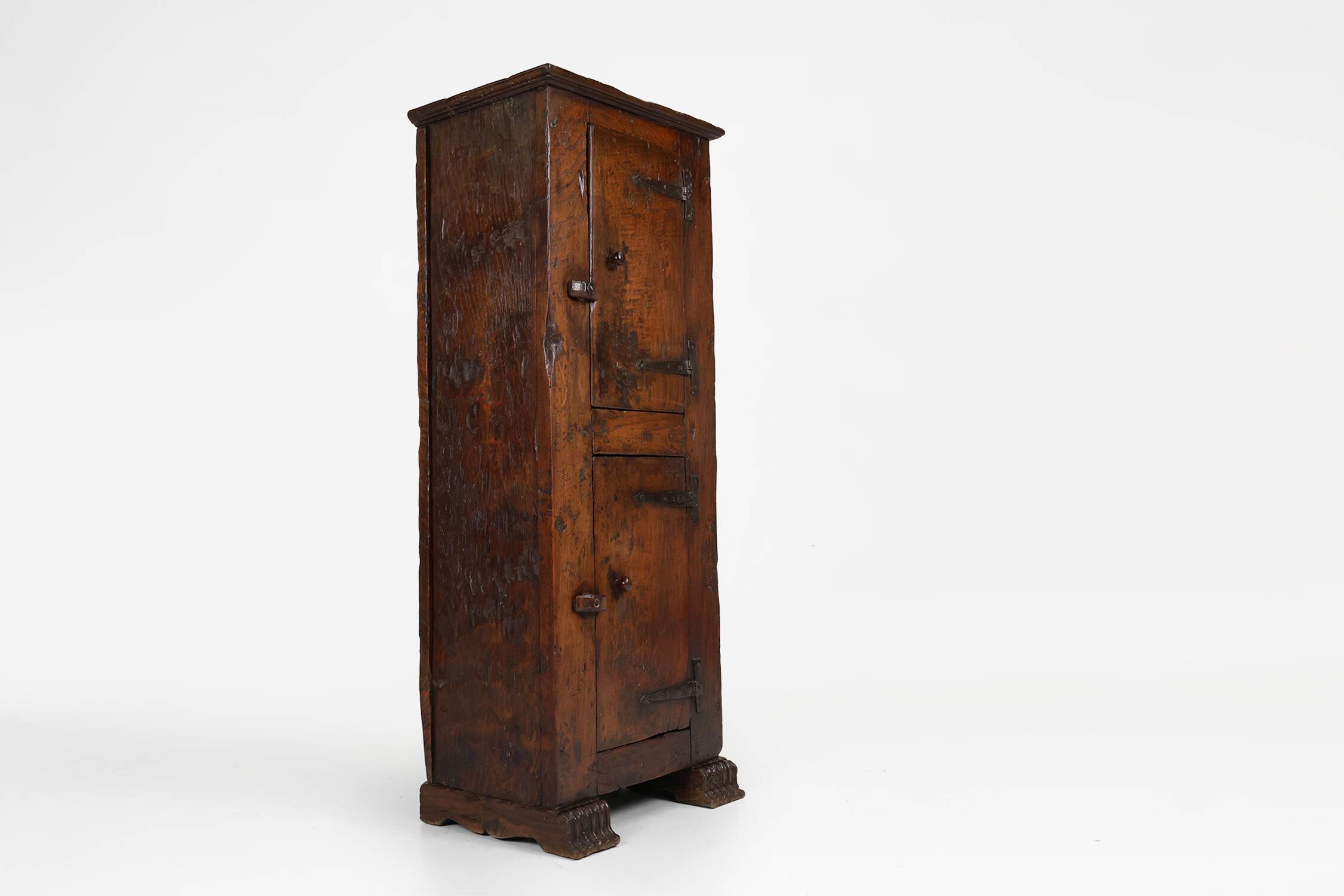 Rare French 16th century oak cabinet with beautiful patina
