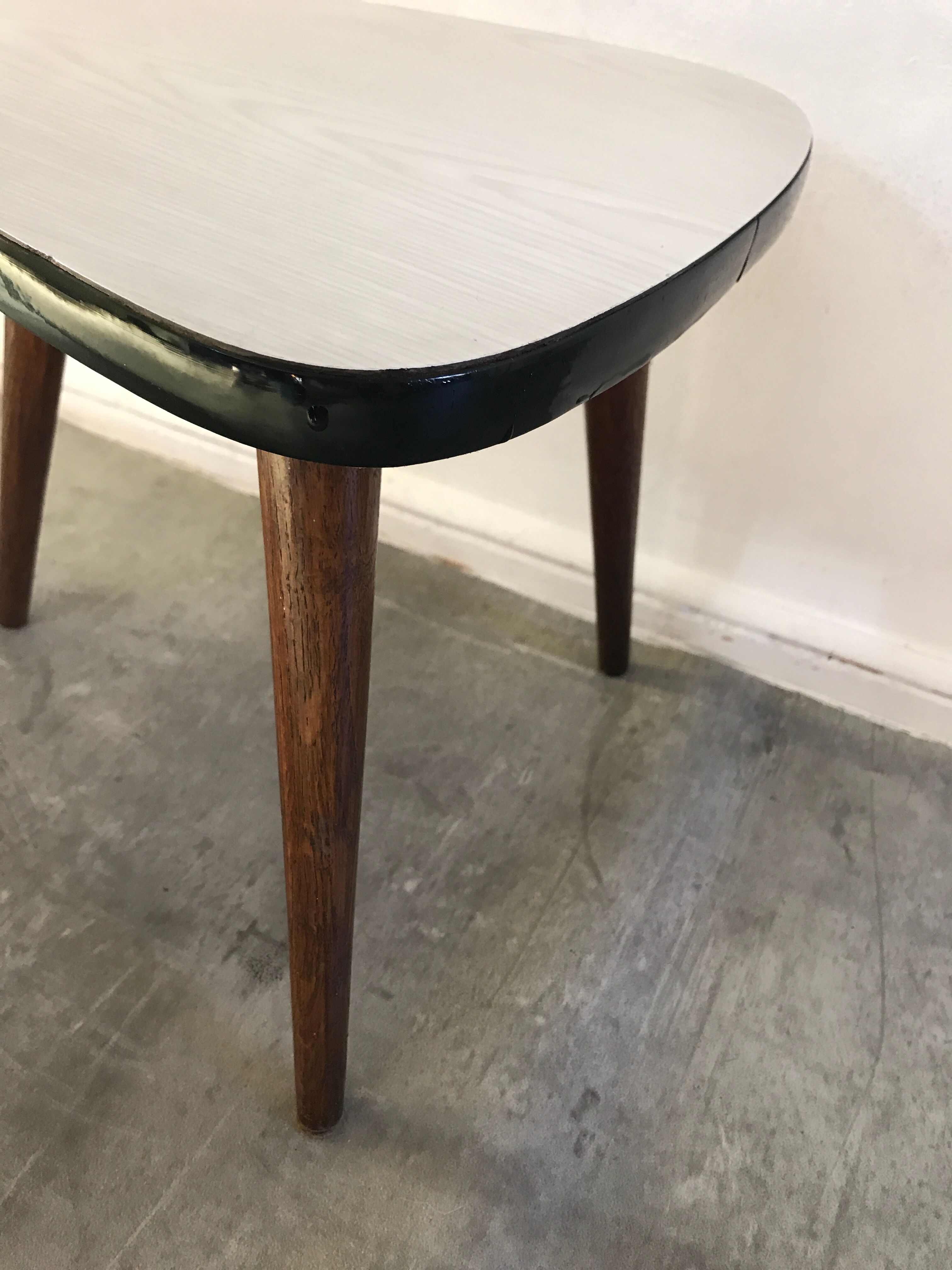 Small tripod table formica