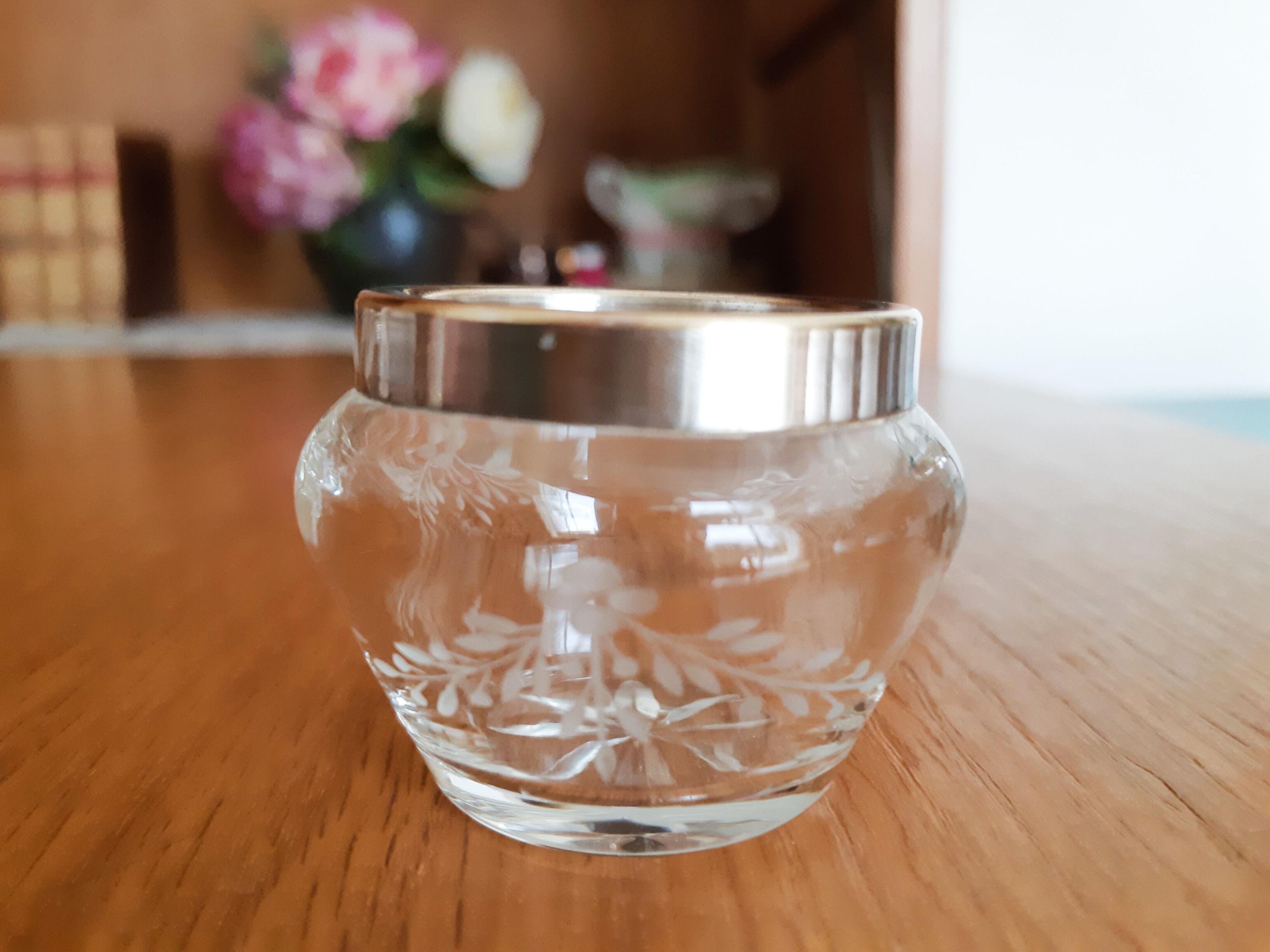 Salt and pepper shaker in chiseled glass and silver metal; Ancient French