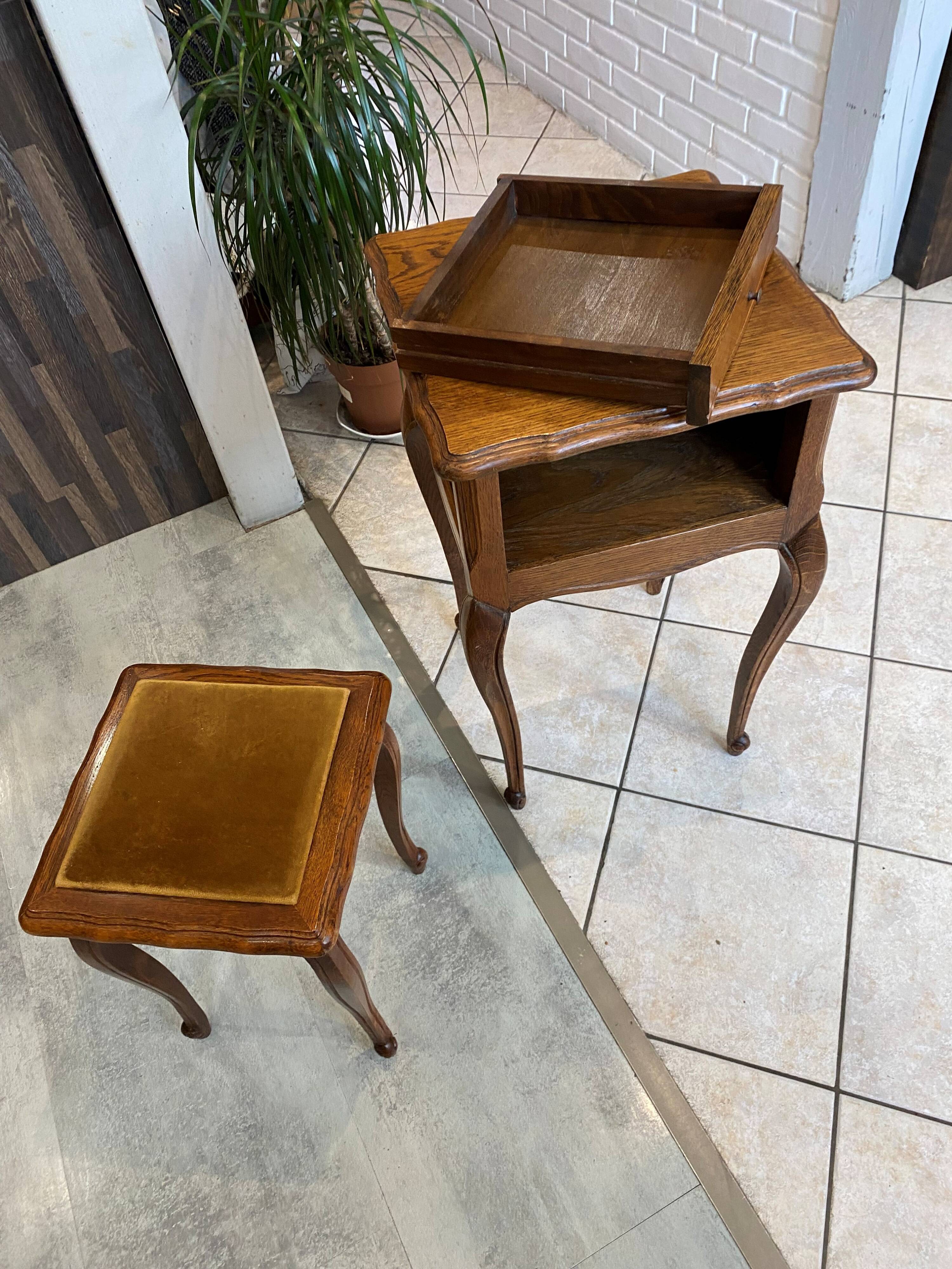 Gueridon set with gueridon and stool in solid oak in Louis XV style.