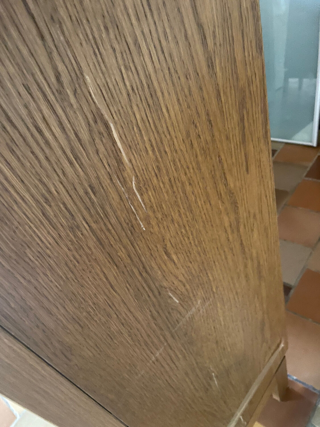 Meuble vitrine vaisselier en bois avec portes vitrées fumées
