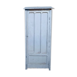 Wall cabinet has a door on coaching