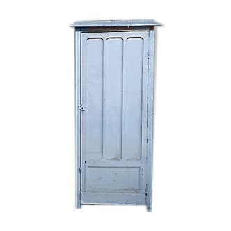 Wall cabinet has a door on coaching