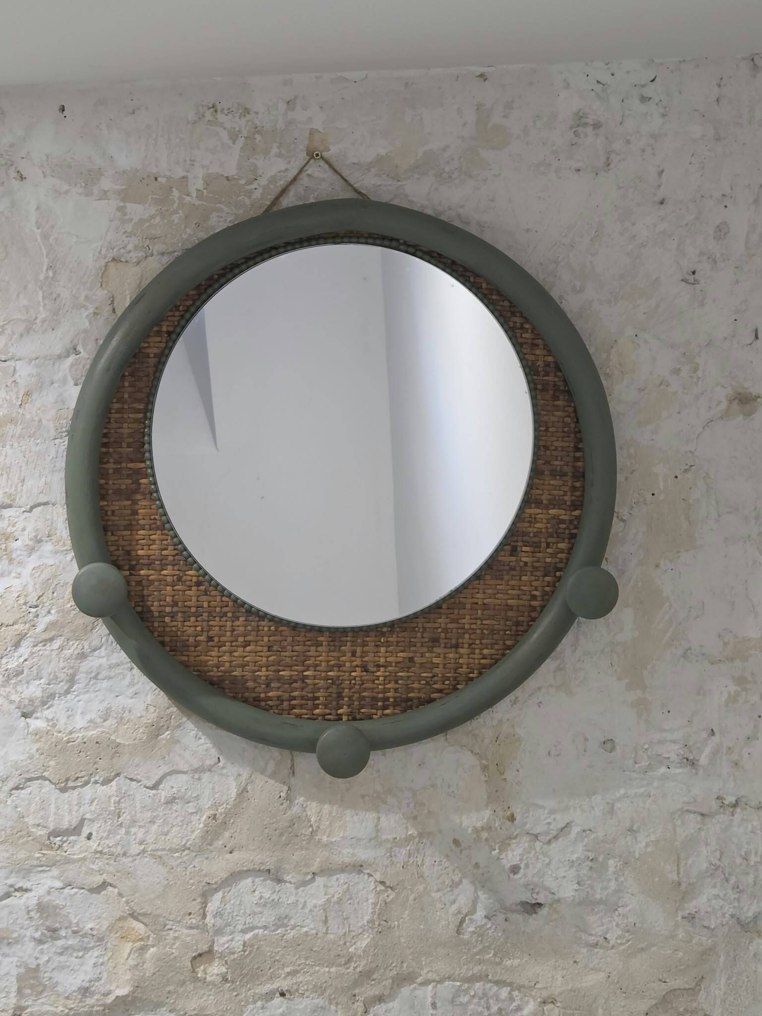 Miroir rond décoratif vert sauge et rotin – Style campagne chic