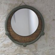 Miroir rond décoratif vert sauge et rotin – Style campagne chic