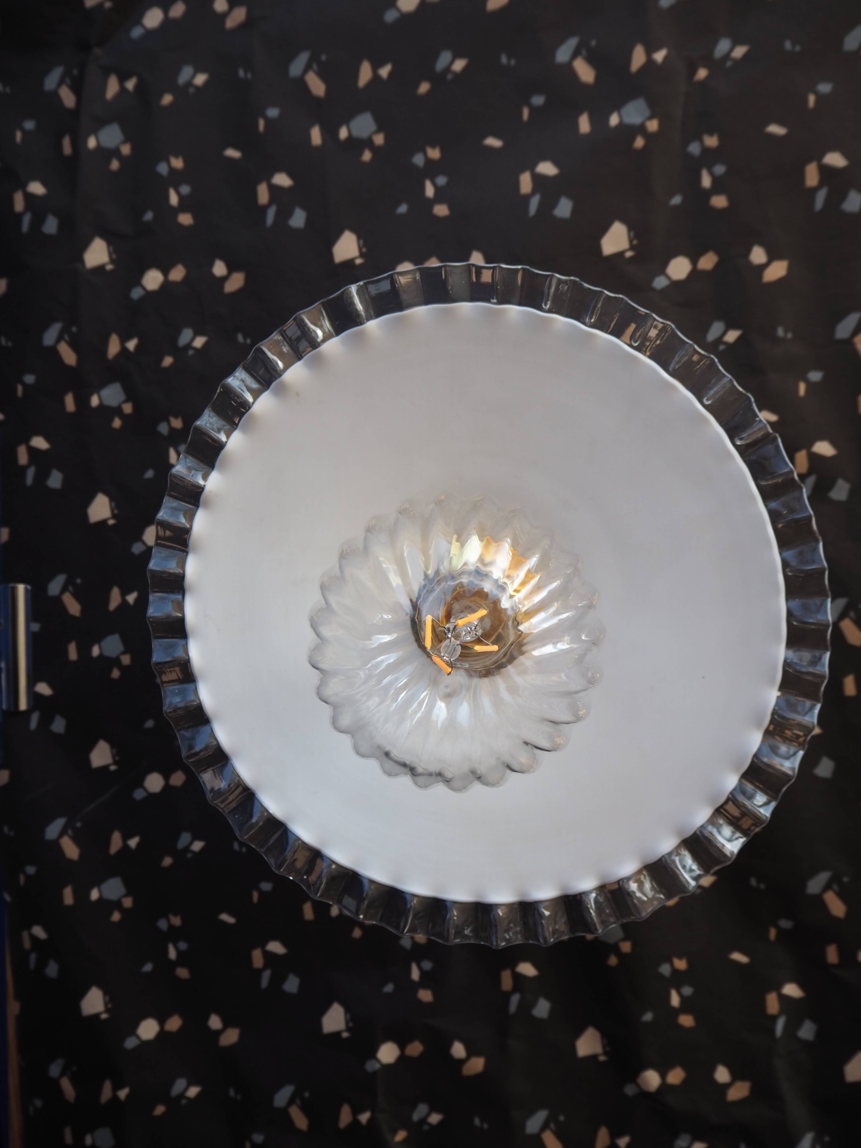 Wall lamp in white opaline