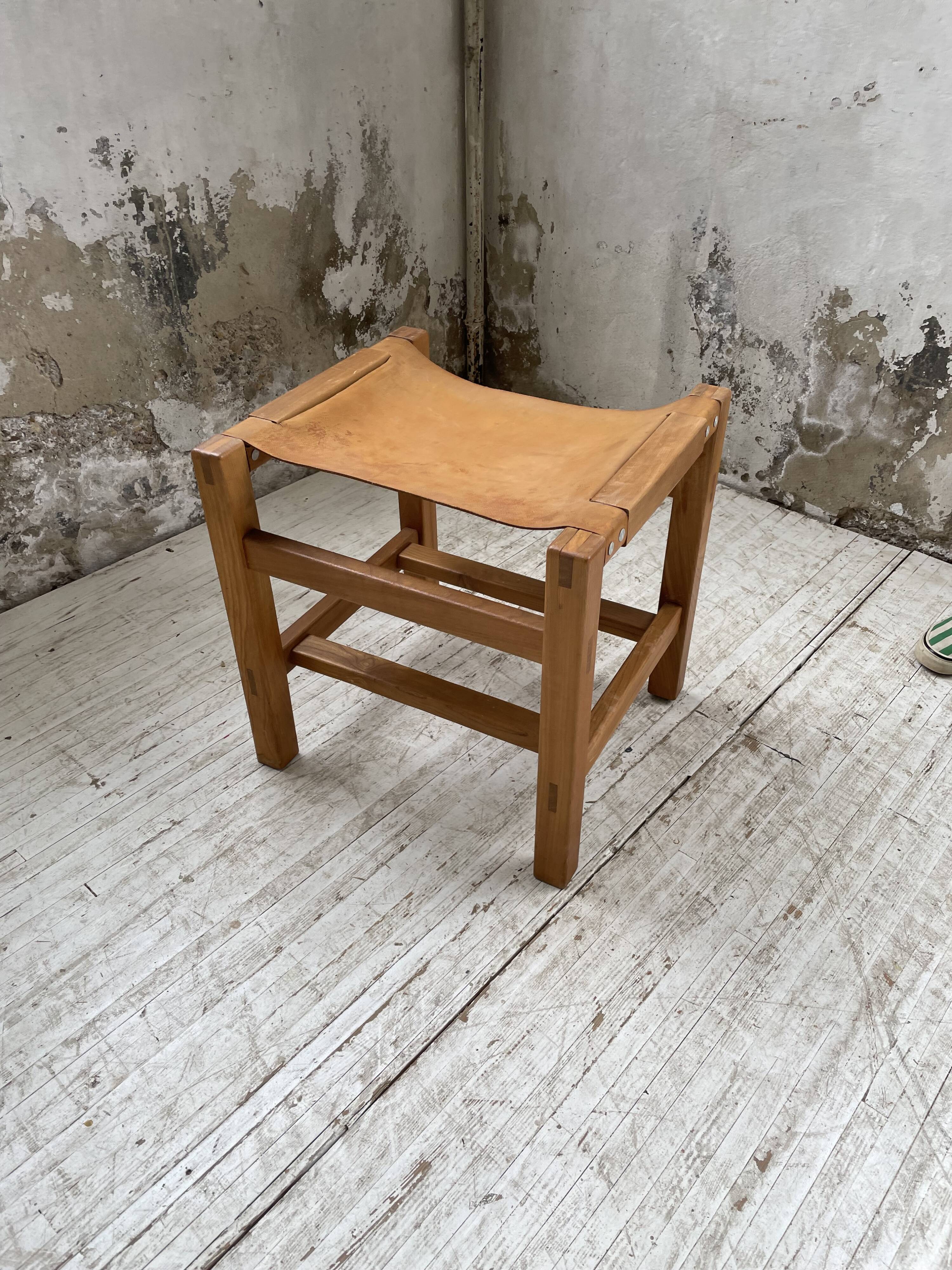 Solid elm and leather stool Maison Regain