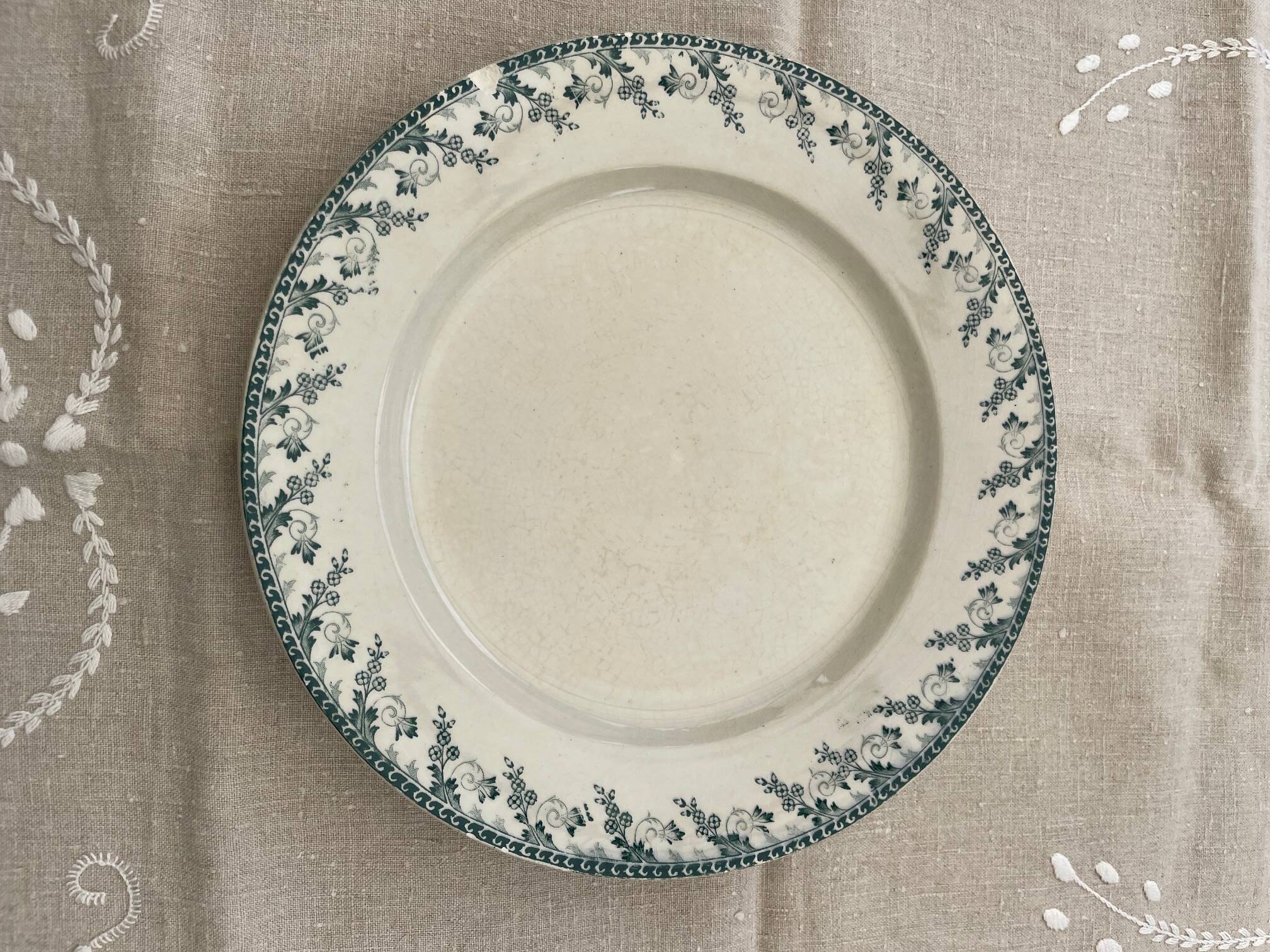 round dish in opaque Gien porcelain, Montigny model