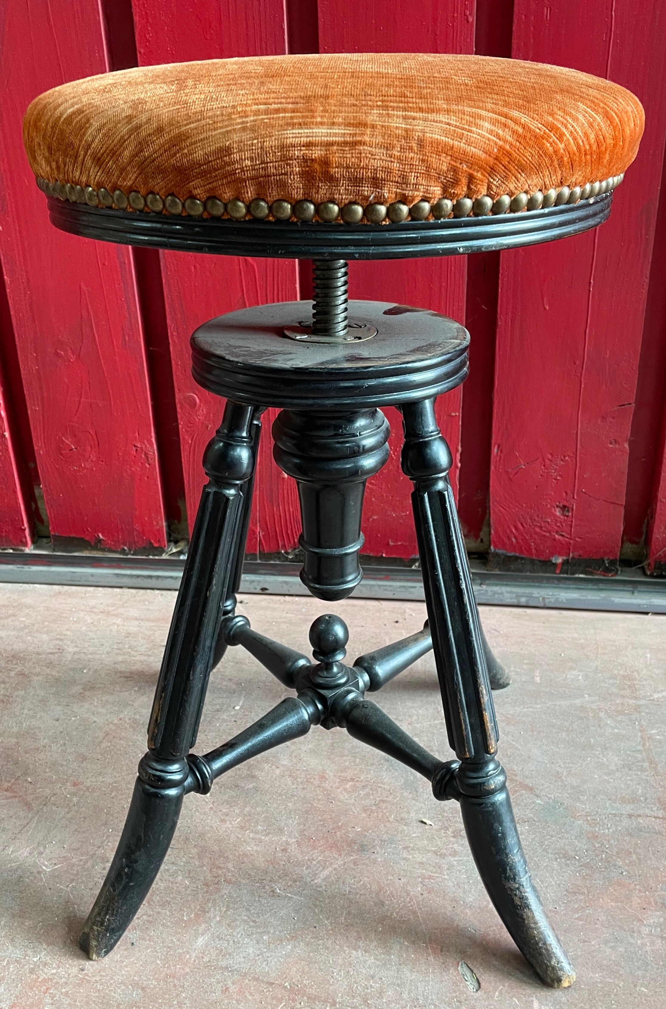 Tabouret de piano napoléon en bois noirci et assise en velours orangé en excellent état