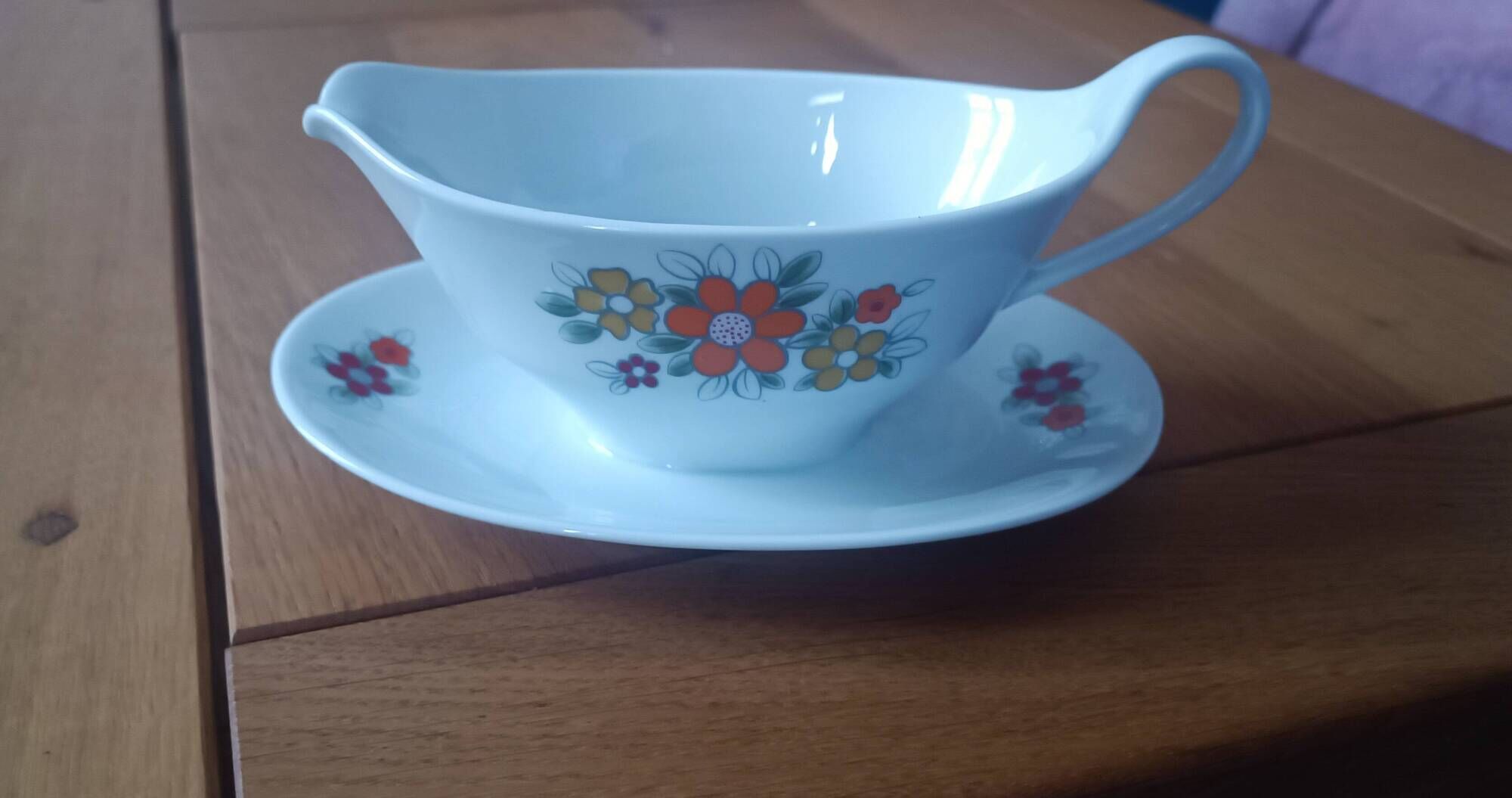 Sauceboat and dish in Bavarian porcelain by Bareuther from the year 1970.