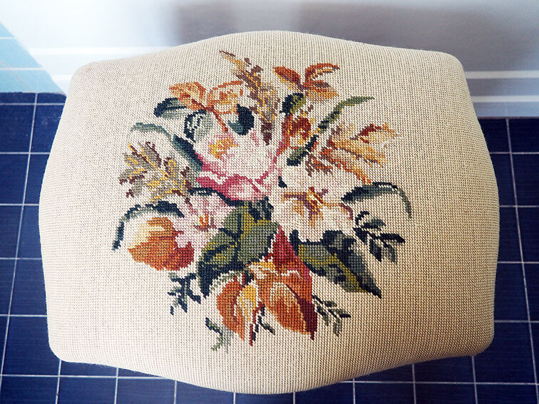 Tabouret rests Louis Philippe-style foot