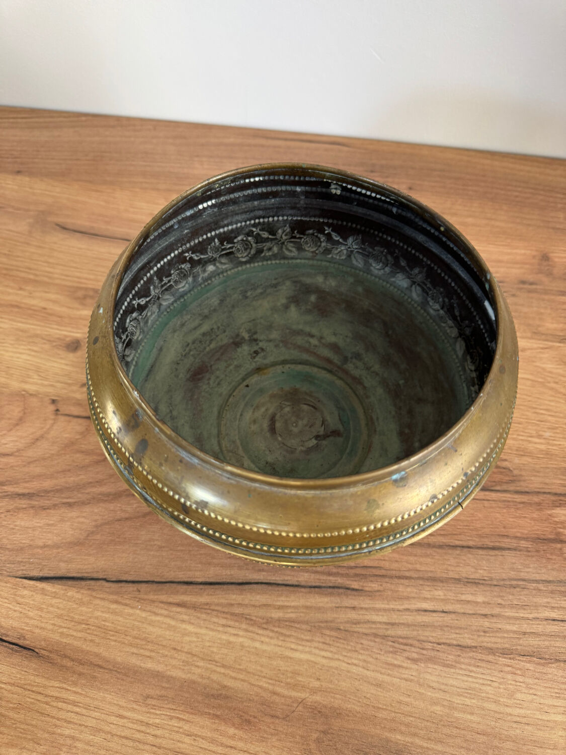 Lot of two vintage plant pots.