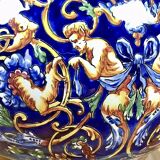 Ancienne Lampe à pétrole Gien Renaissance fond bleu XIX électrifiée