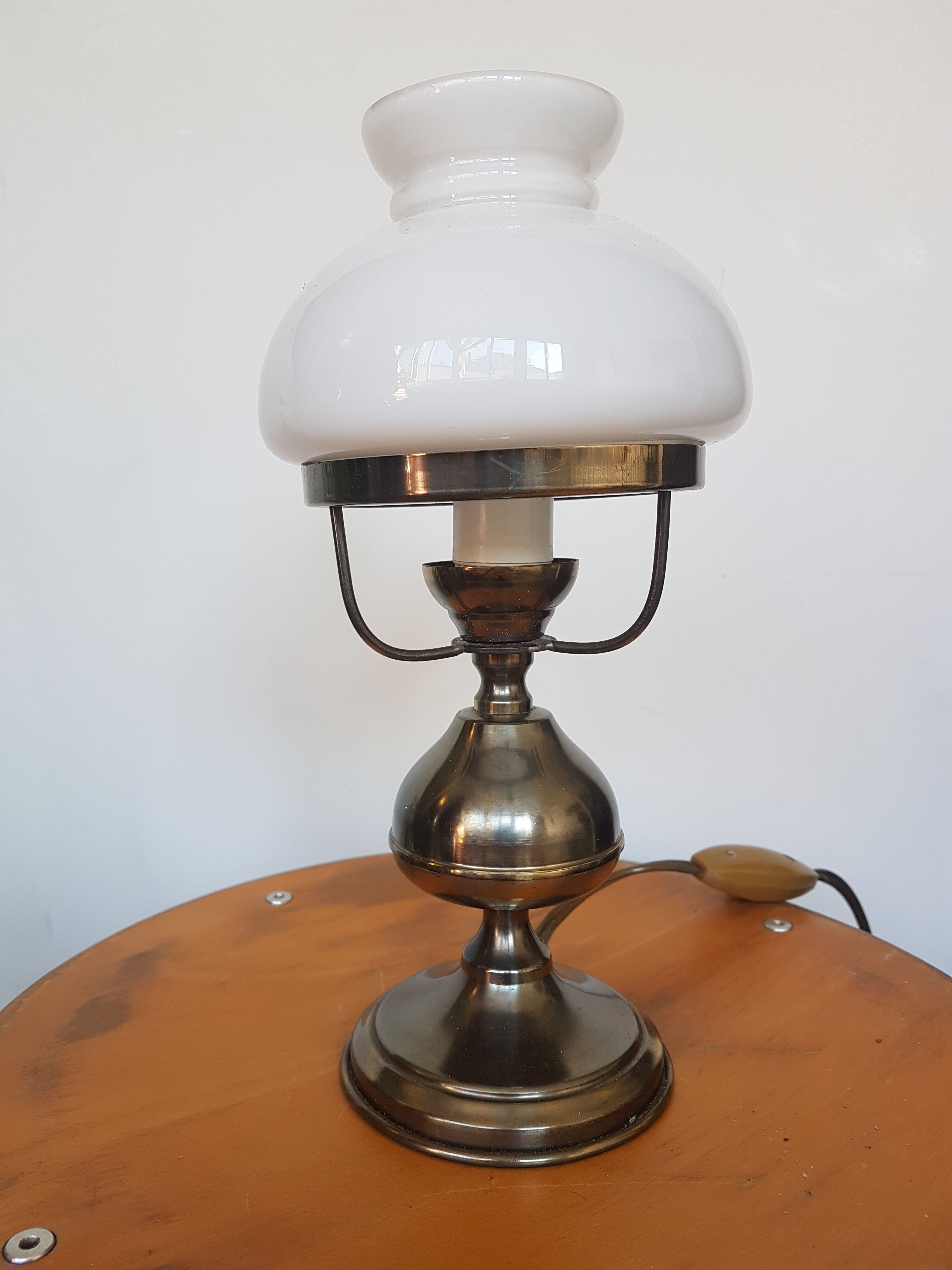Small Art Deco opaline lamp, brass foot