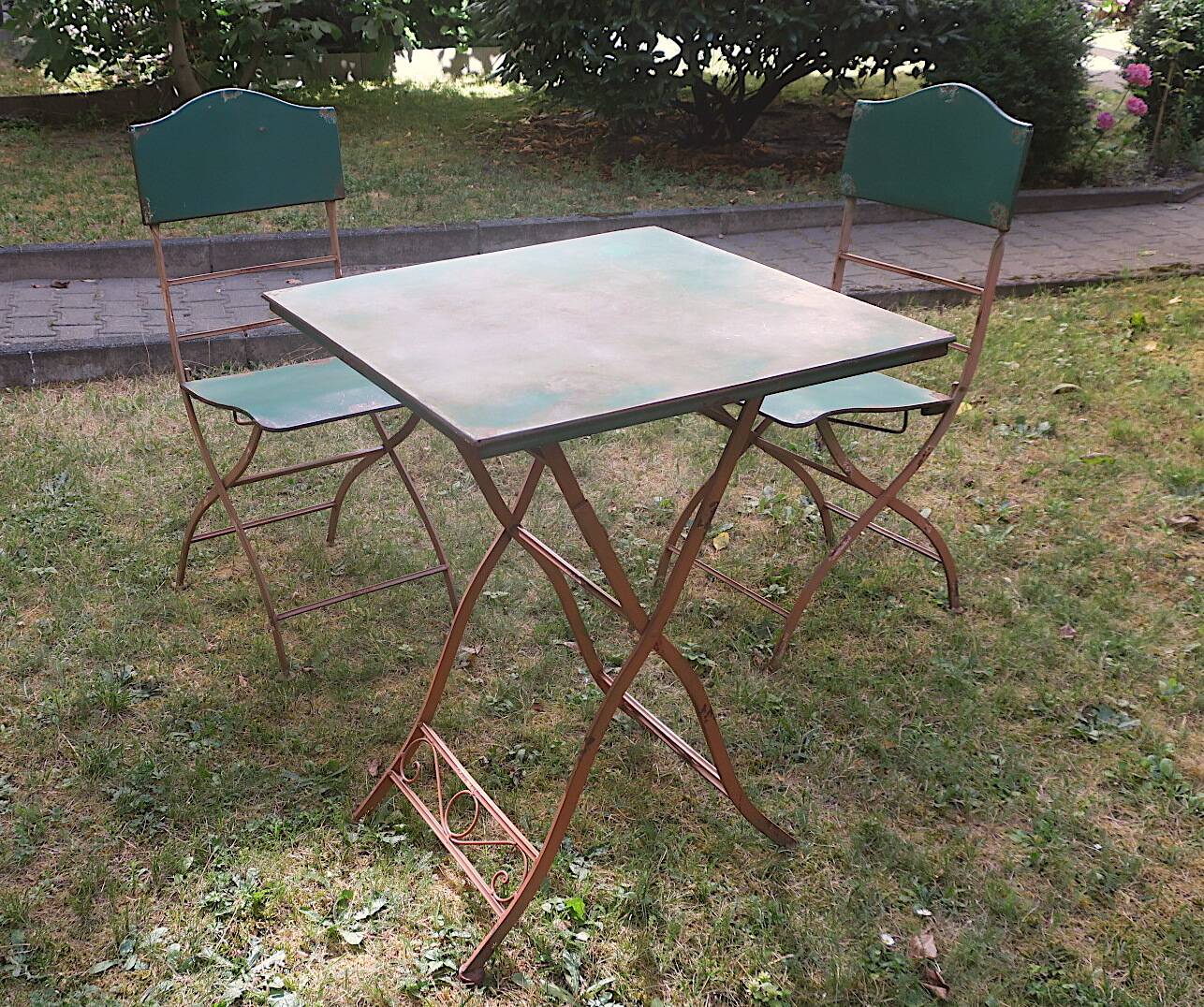 Mid century distressed painted iron garden table and 2 chairs, 1960s