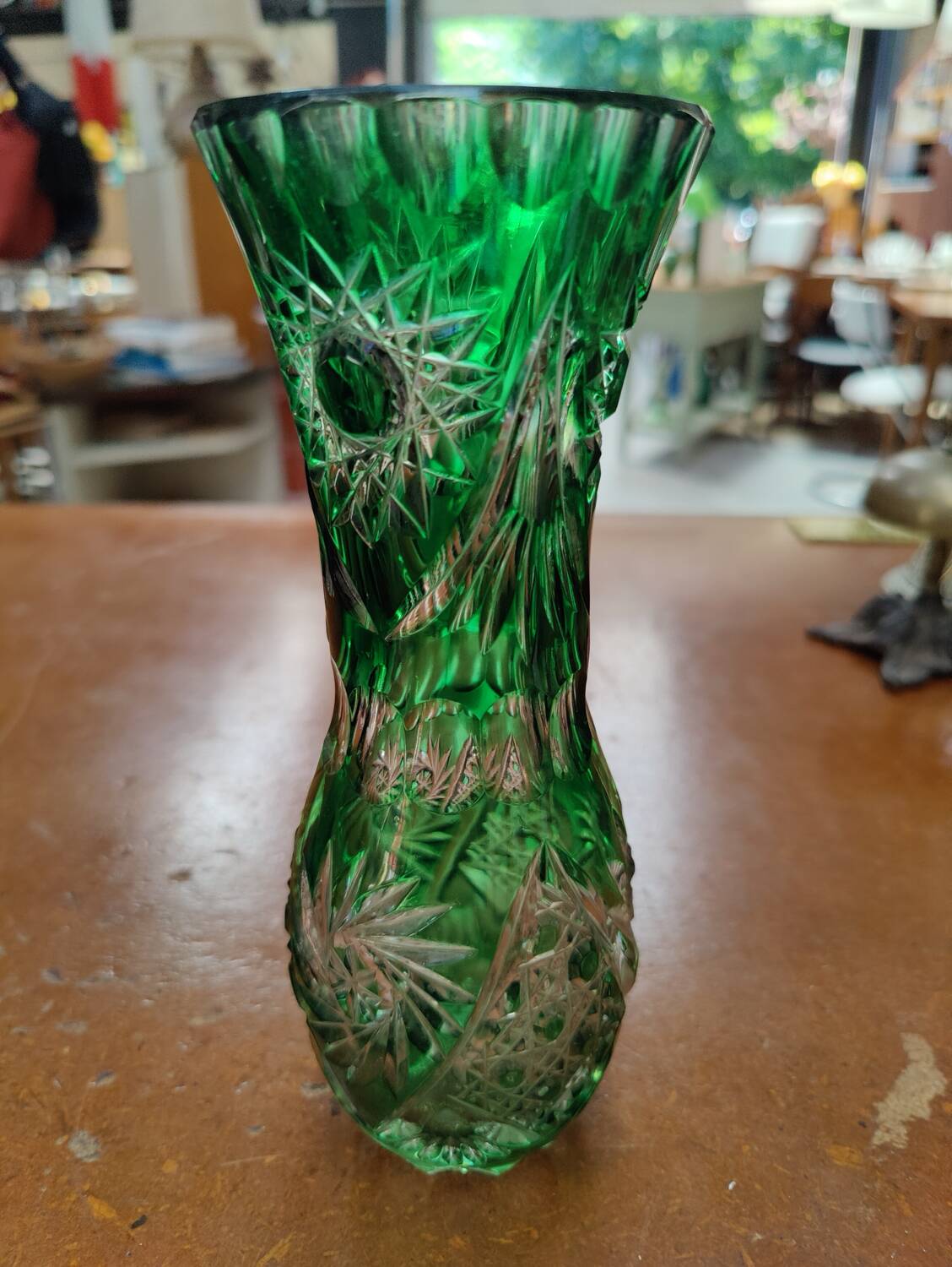 Vase vintage en cristal taillé vert Olenka (Pologne) – 21 cm