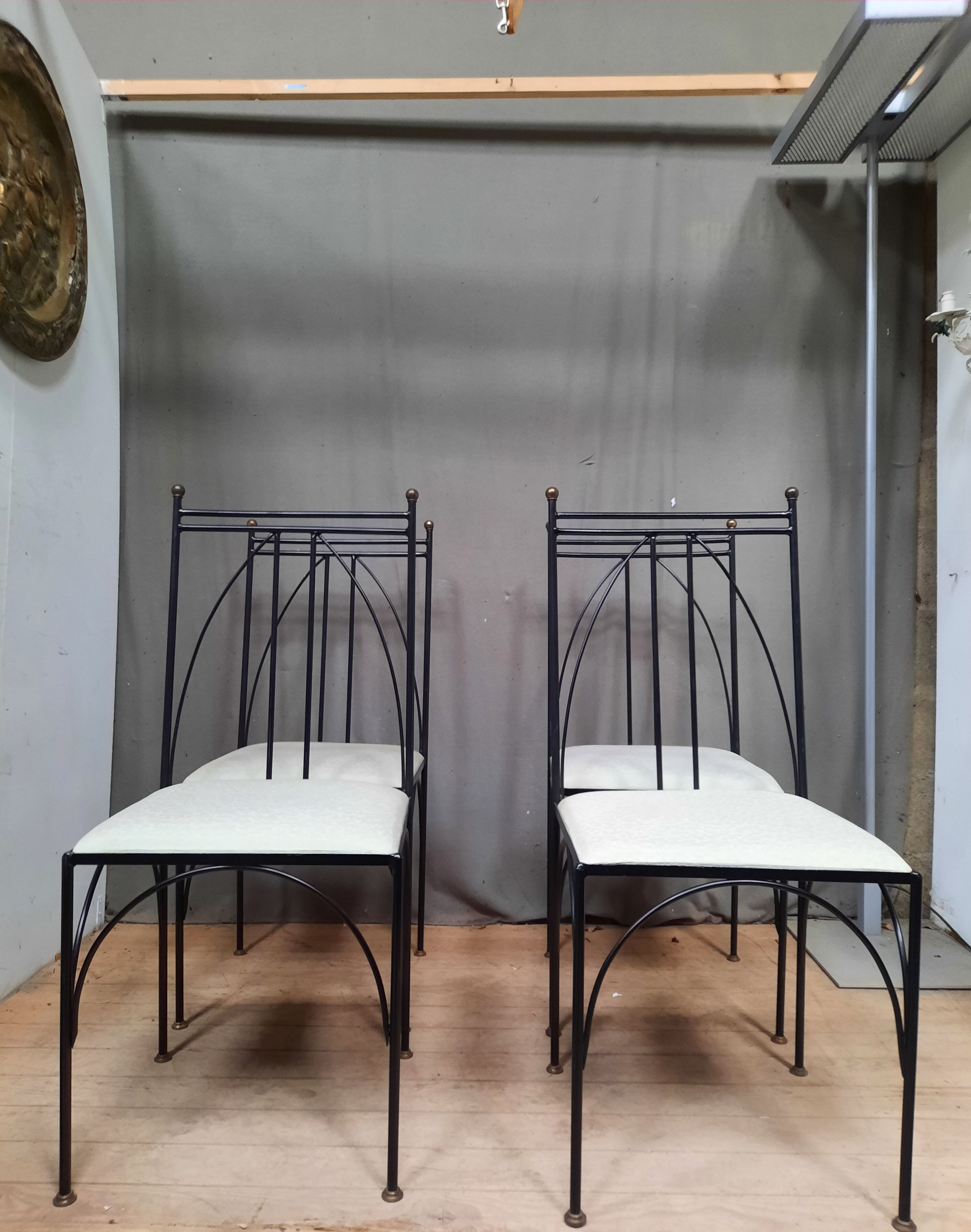 Serie de 4 chaises en métal noir