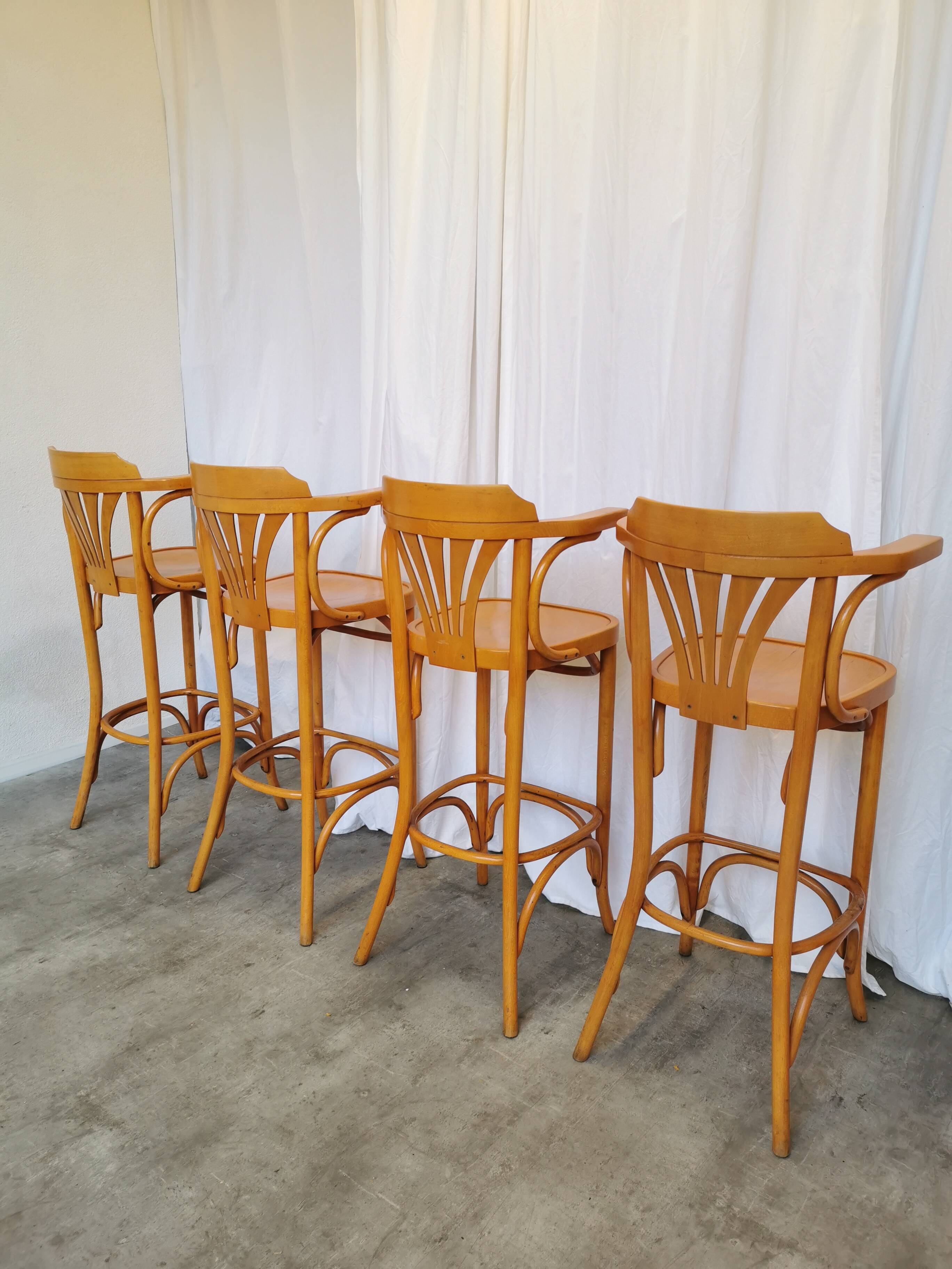 Ensemble de 4 chaises hautes de bar vintage en bois courbé avec accoudoirs / Couleur bois naturel
