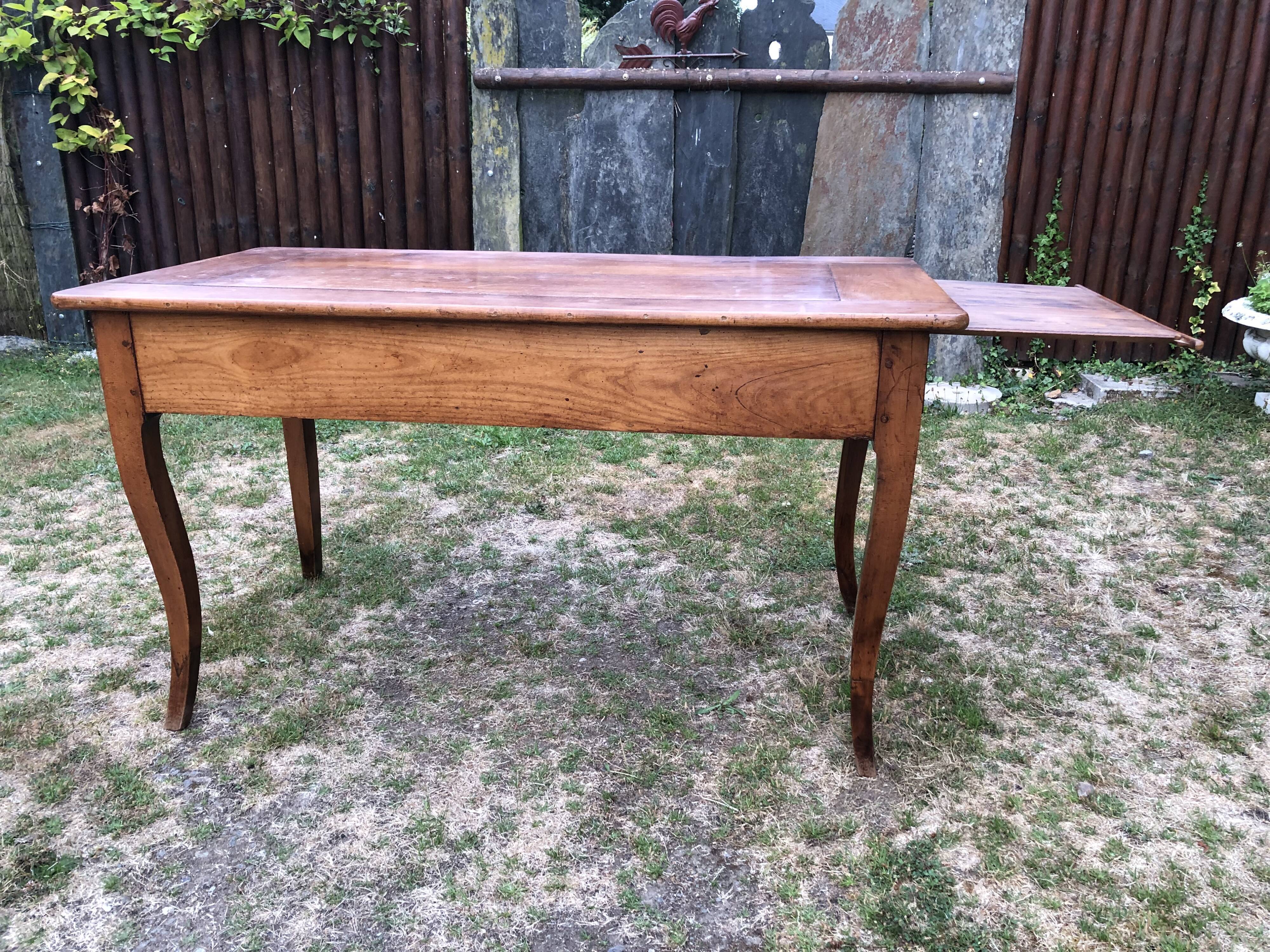 Table de ferme ancienne de style Louis XV à piétement dit pied biche en cerisier massif à 2 tiroirs