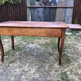 Table de ferme ancienne de style Louis XV à piétement dit pied biche en cerisier massif à 2 tiroirs