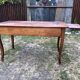 Table de ferme ancienne de style Louis XV à piétement dit pied biche en cerisier massif à 2 tiroirs