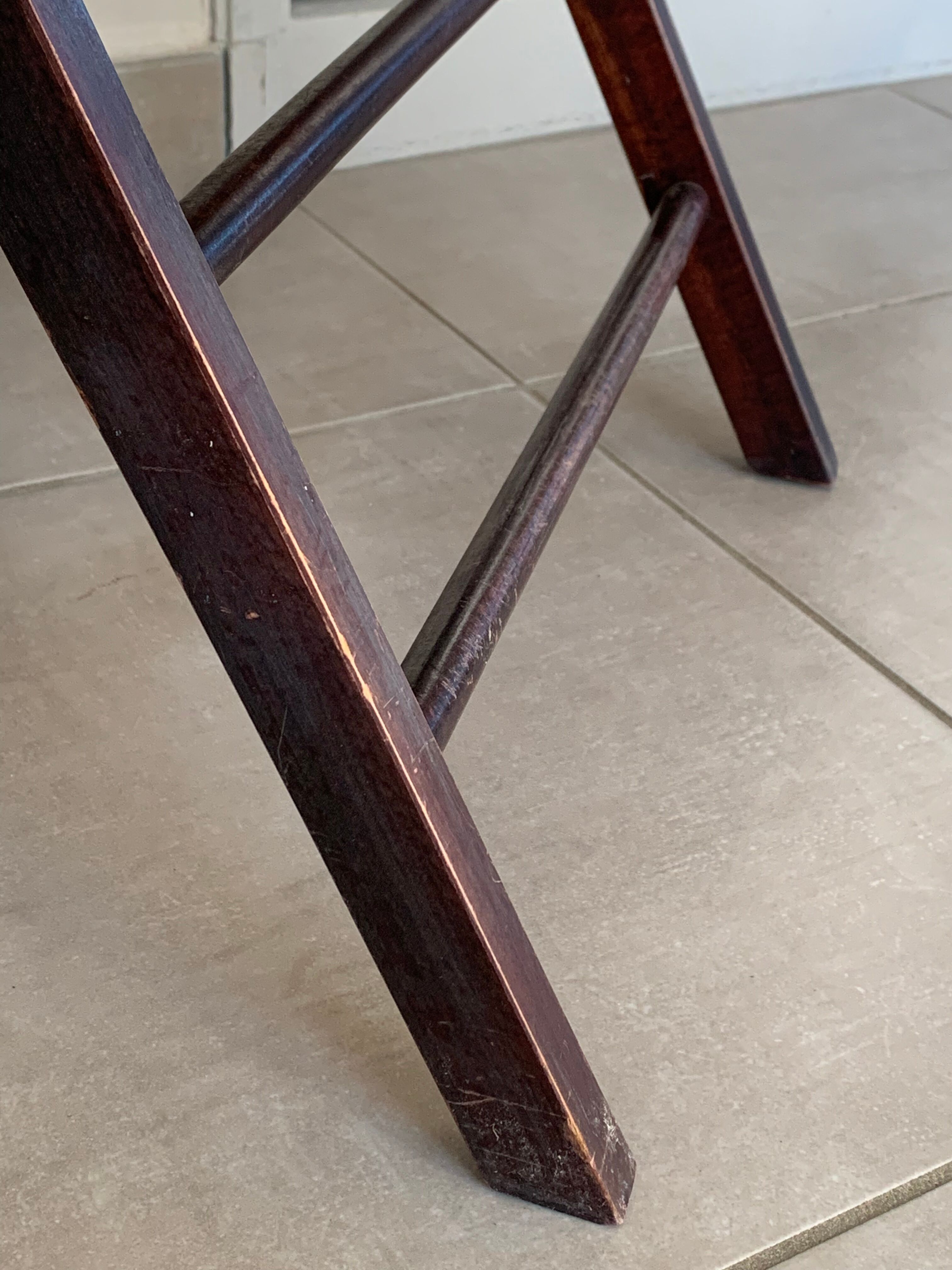 Canned folding chair