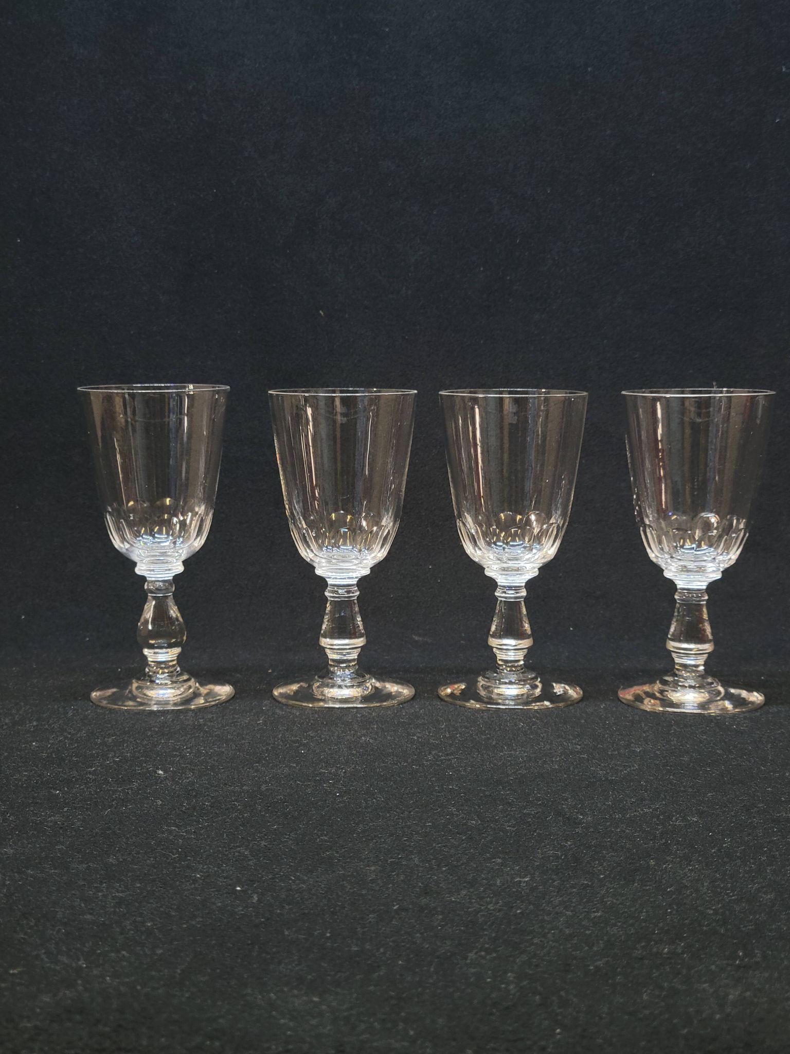 4 anciens verres a vin en cristal taillé baccarat ? saint louis ?