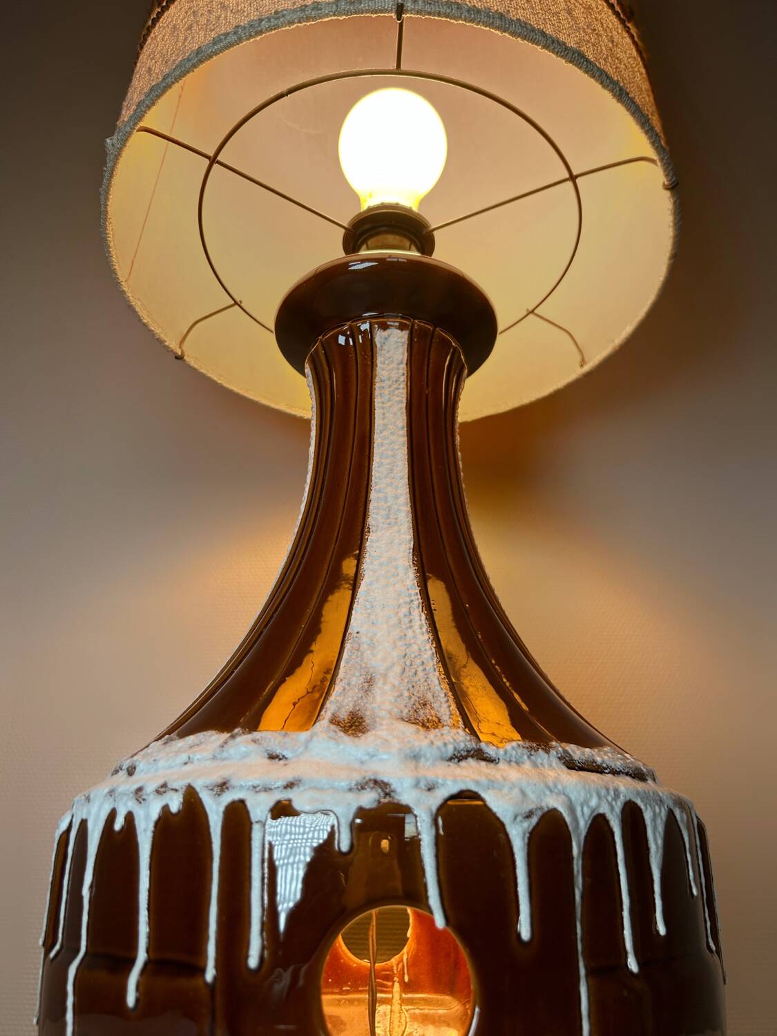 Lampe de sol céramique et bouclettes années 70