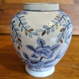 Small Chinese vase Blue and gold floral pattern