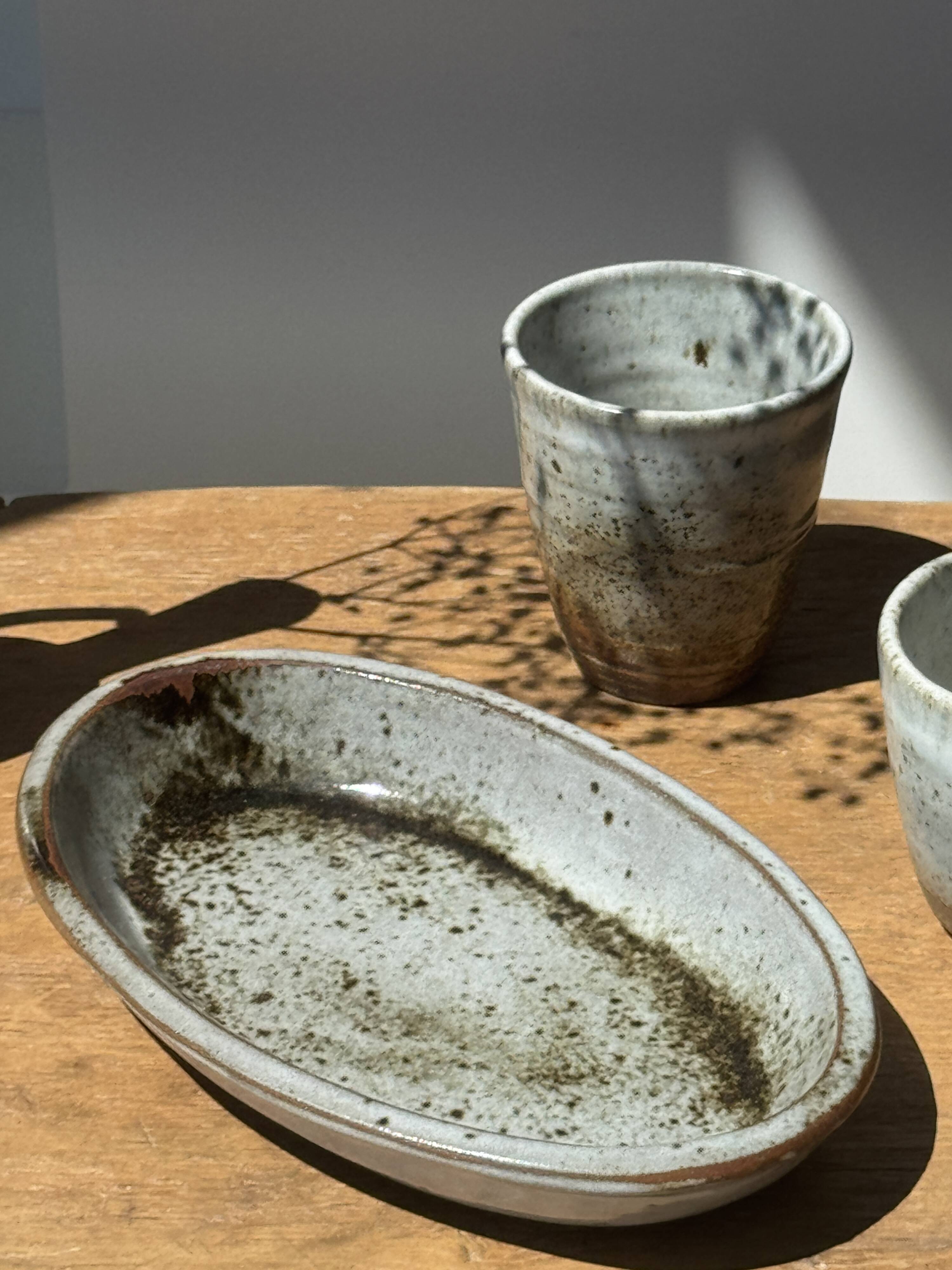 Petit plat ovale en céramique mouchetée glacée L23