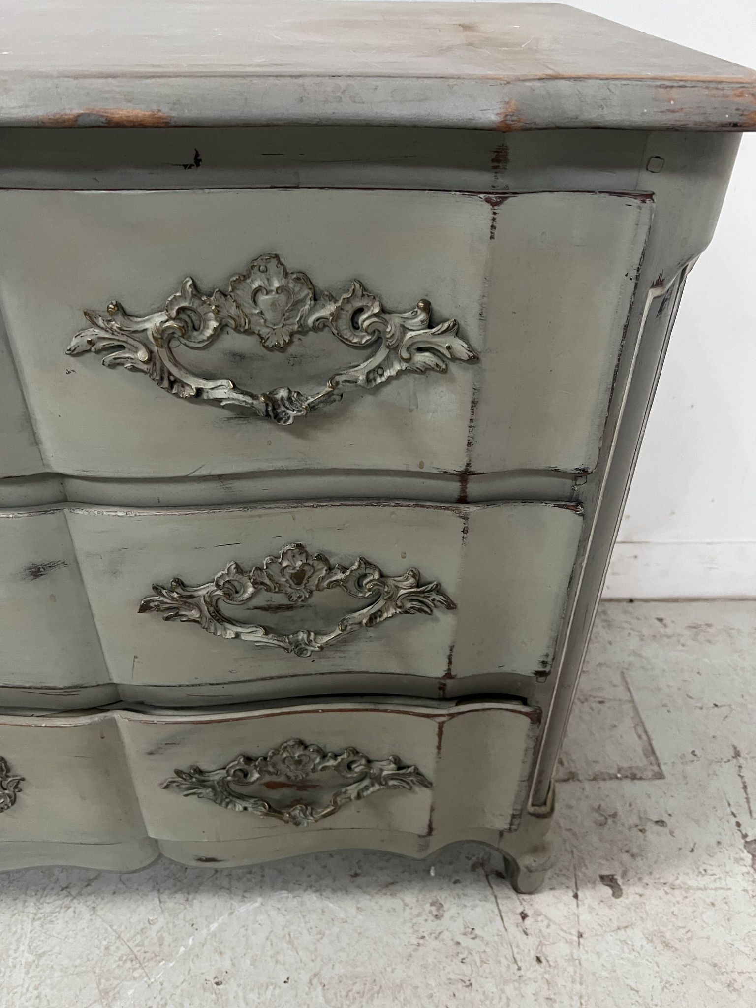 Commode arbalète de style Louis XV en chêne patiné XX siècle
