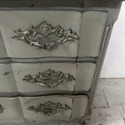 Commode arbalète de style Louis XV en chêne patiné XX siècle