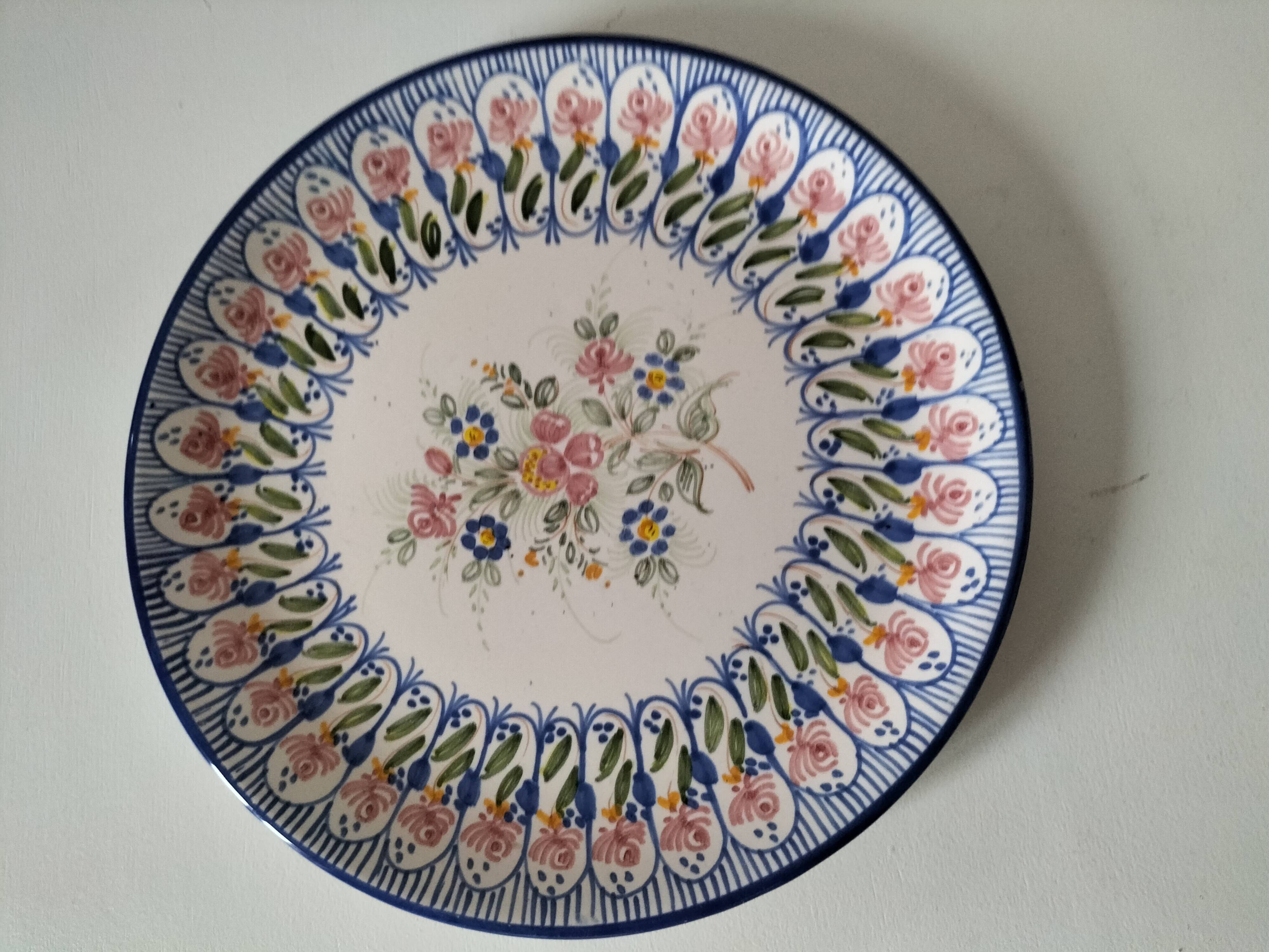 Assiette faïence peinte à la main, bouquet fleuri