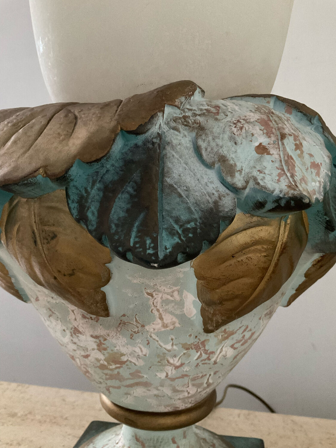 Lampe vintage en opaline et plâtre