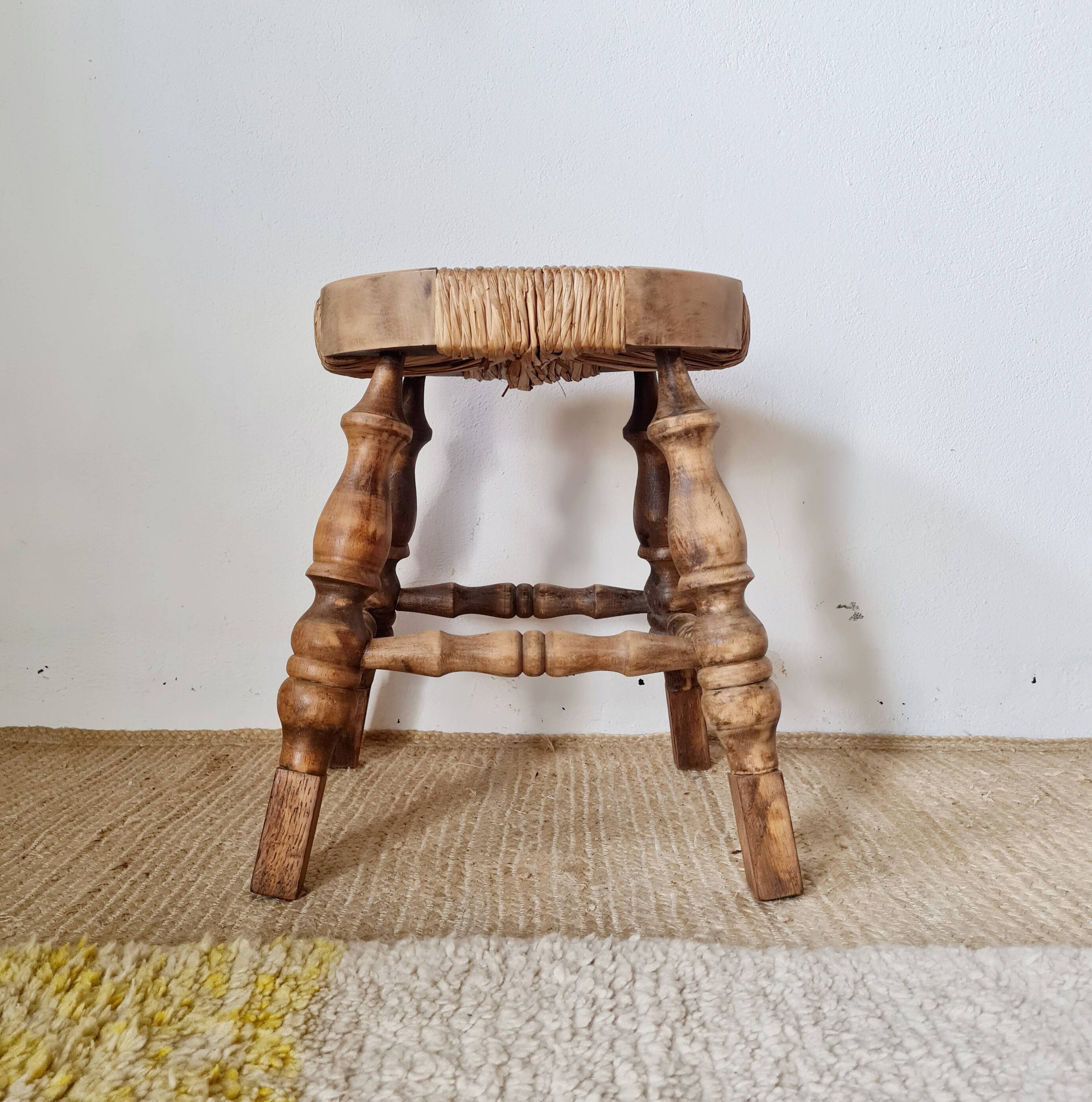 Petit tabouret tripode de style "Bobbin" en bois tourné et paille