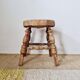 Petit tabouret tripode de style "Bobbin" en bois tourné et paille