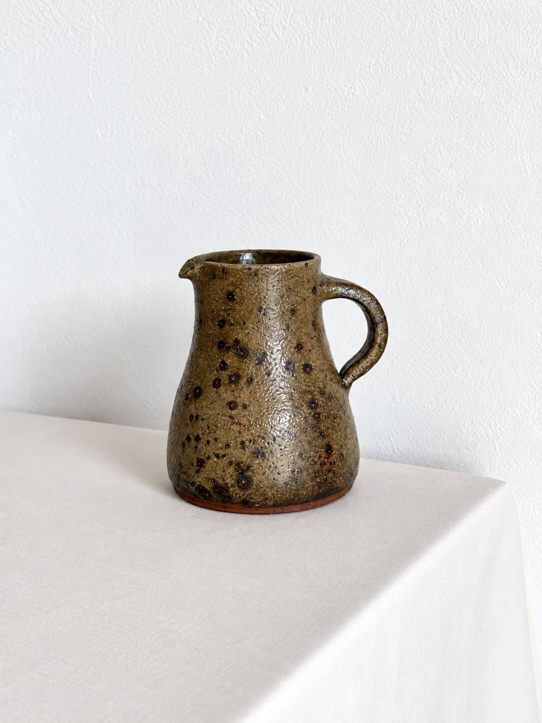 Petit pichet en grès moucheté, poterie artisanale vintage