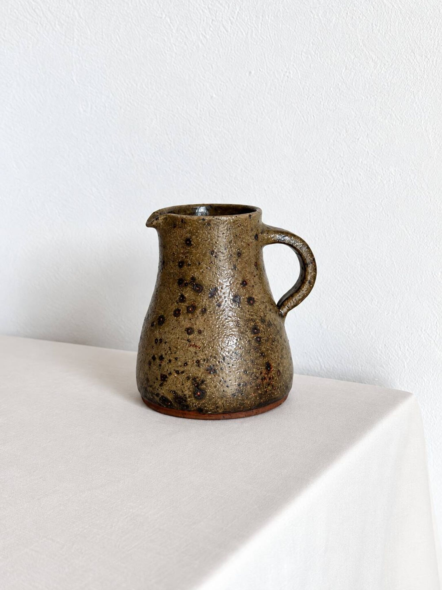 Petit pichet en grès moucheté, poterie artisanale vintage
